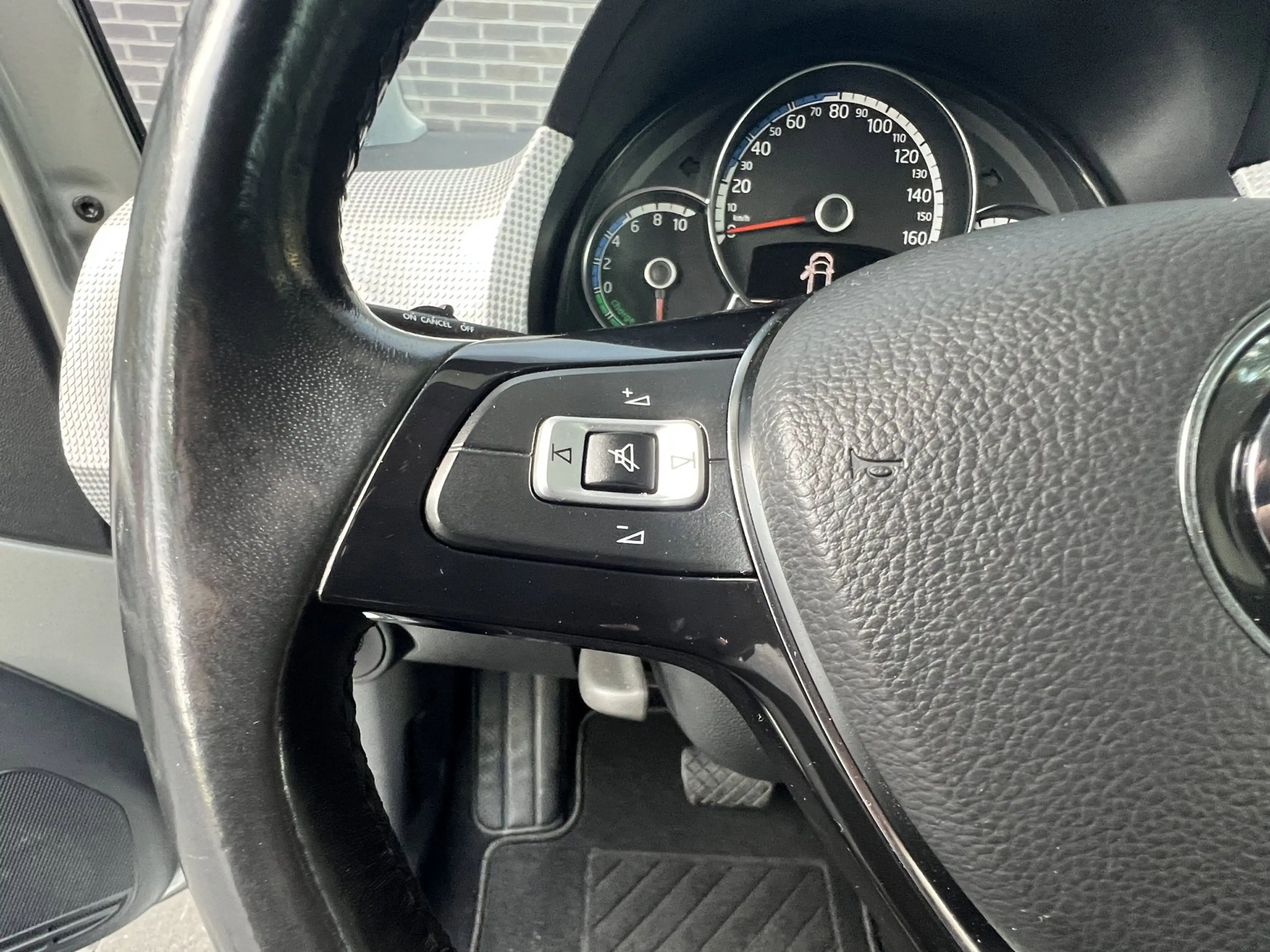Volkswagen e-up! | Camera | Clima | LM | Cruise — photo 15