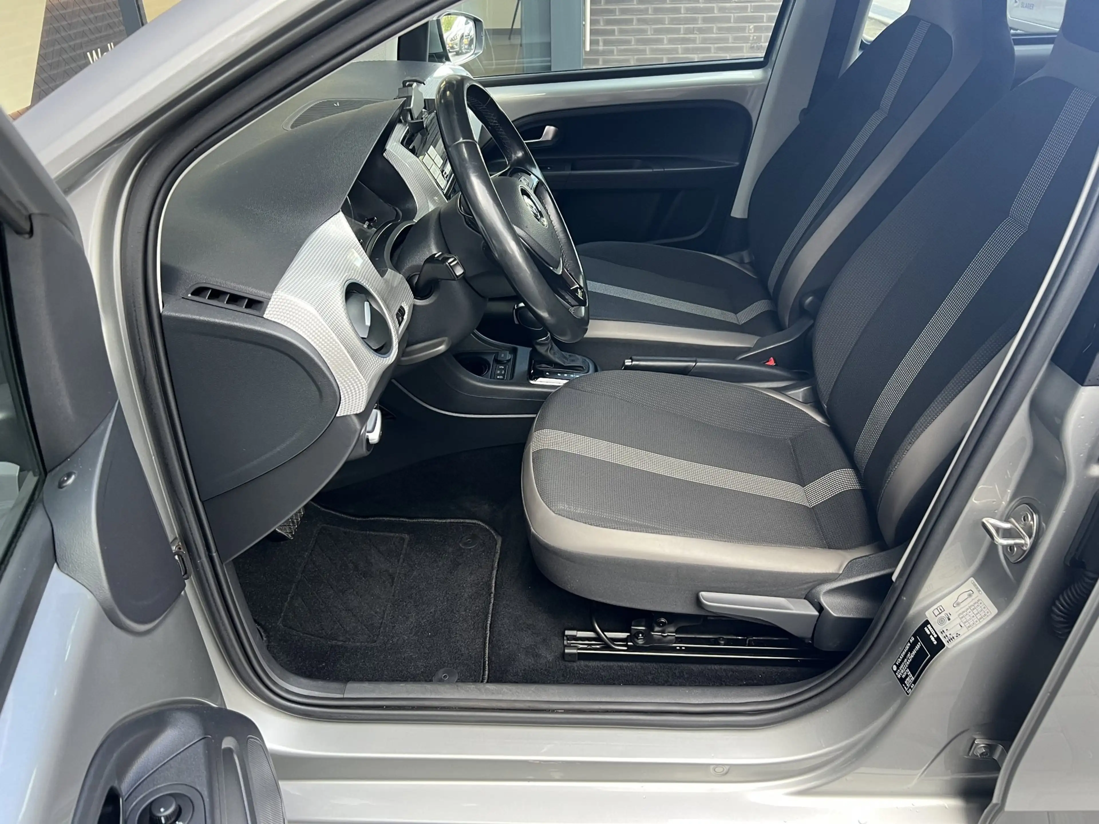 Volkswagen e-up! | Camera | Clima | LM | Cruise — photo 4