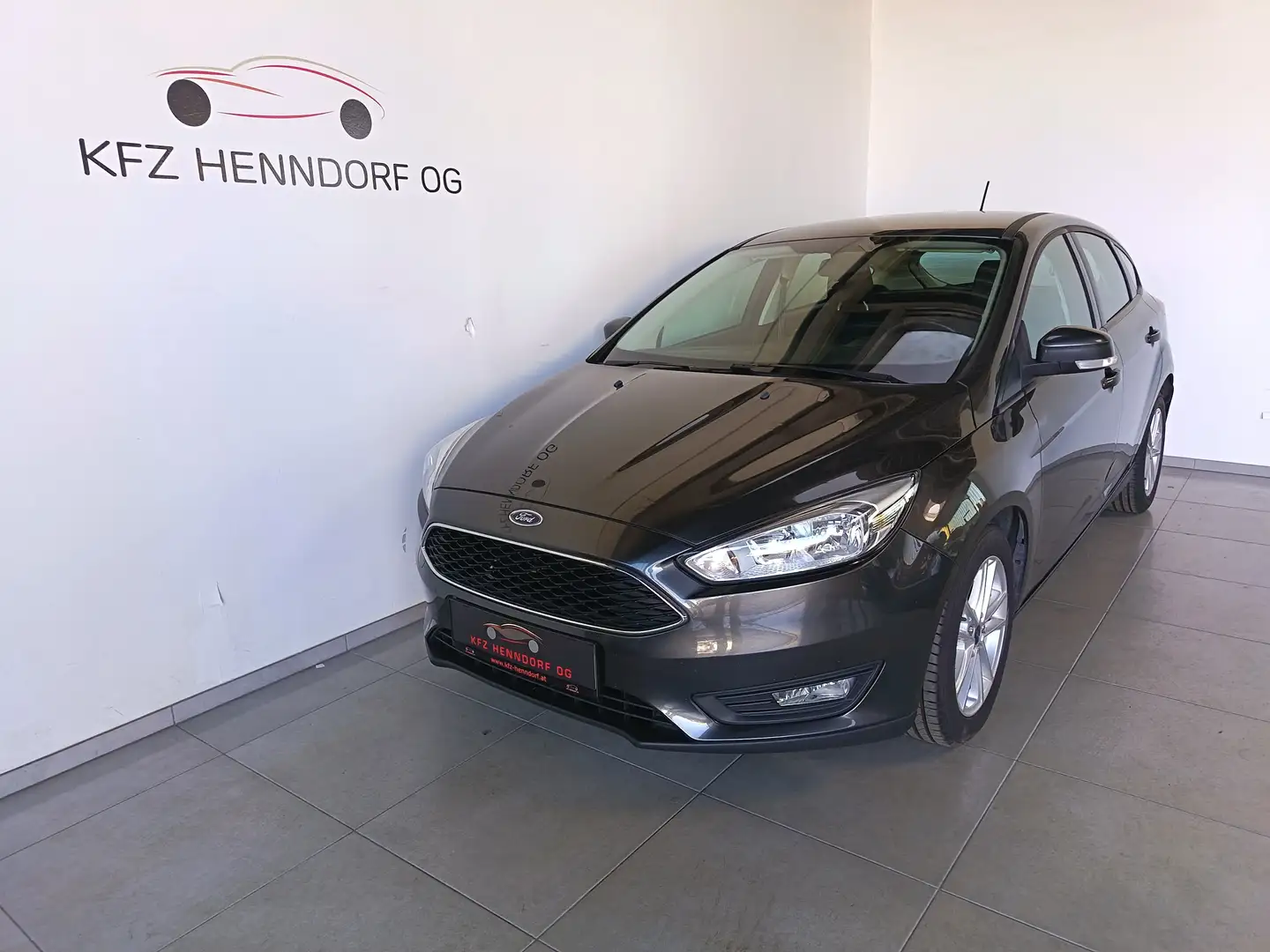 Ford Focus 1,5 TDCi Trend ab € 150 / Monat Grau - 1
