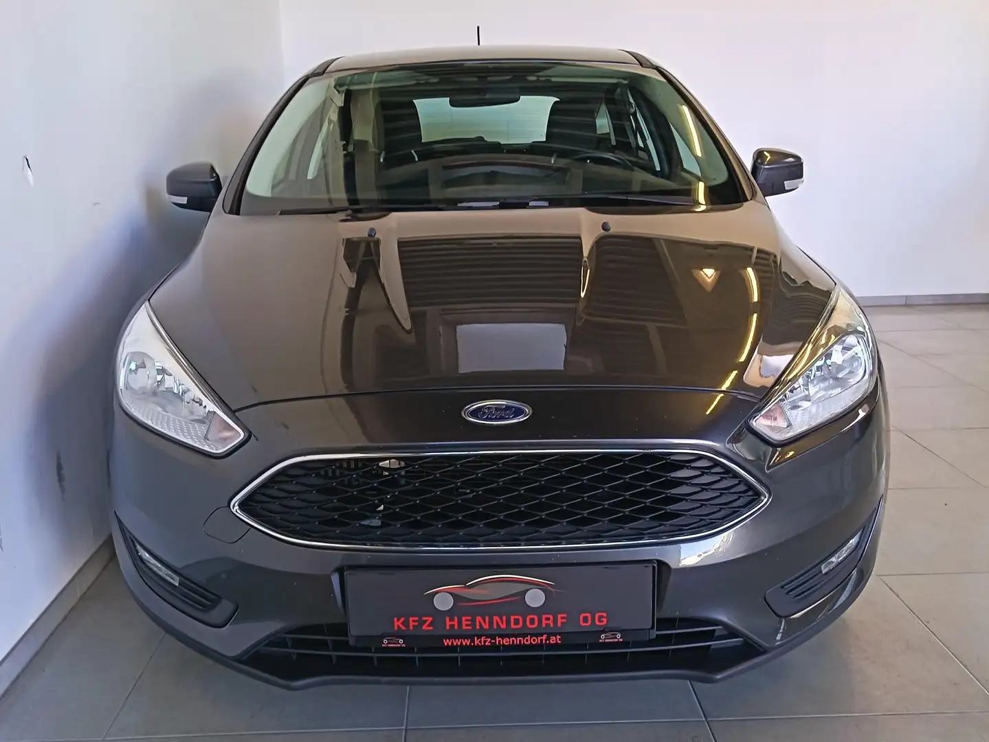 Ford Focus 1,5 TDCi Trend ab € 150 / Monat Grau - 2