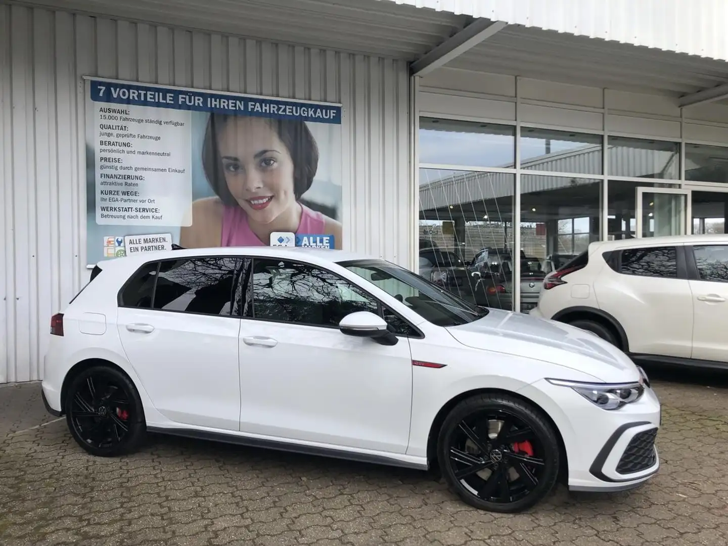 Volkswagen Golf VIII 2.0 TSI GTI 1H*DSG*NAVI*CAM*ACC*HARM KARDON*D Weiß - 2