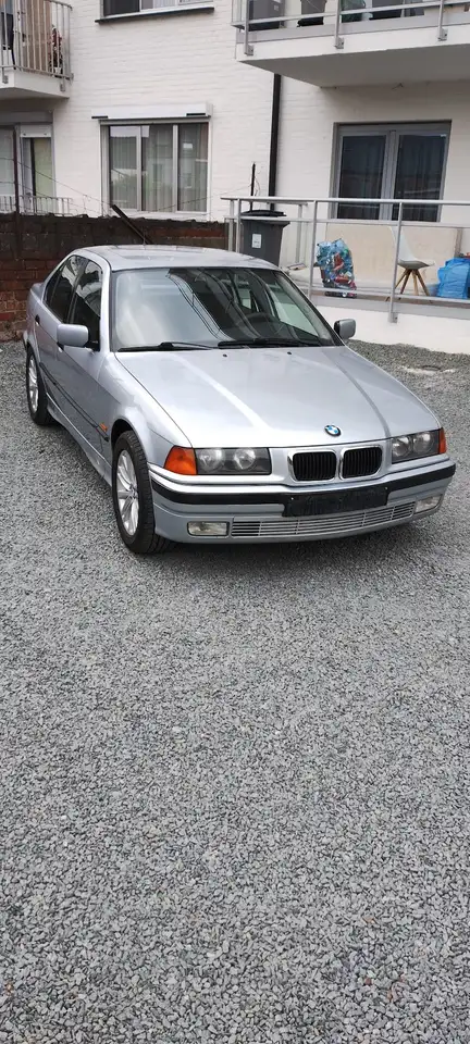 BMW 318i, foto 4