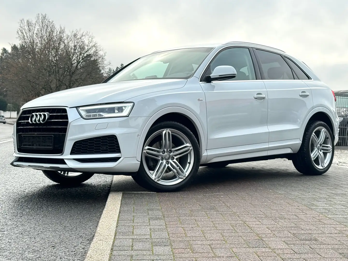 Audi Q3 S line Competition quattro Standheiz Navi Rkam LED Weiß - 1