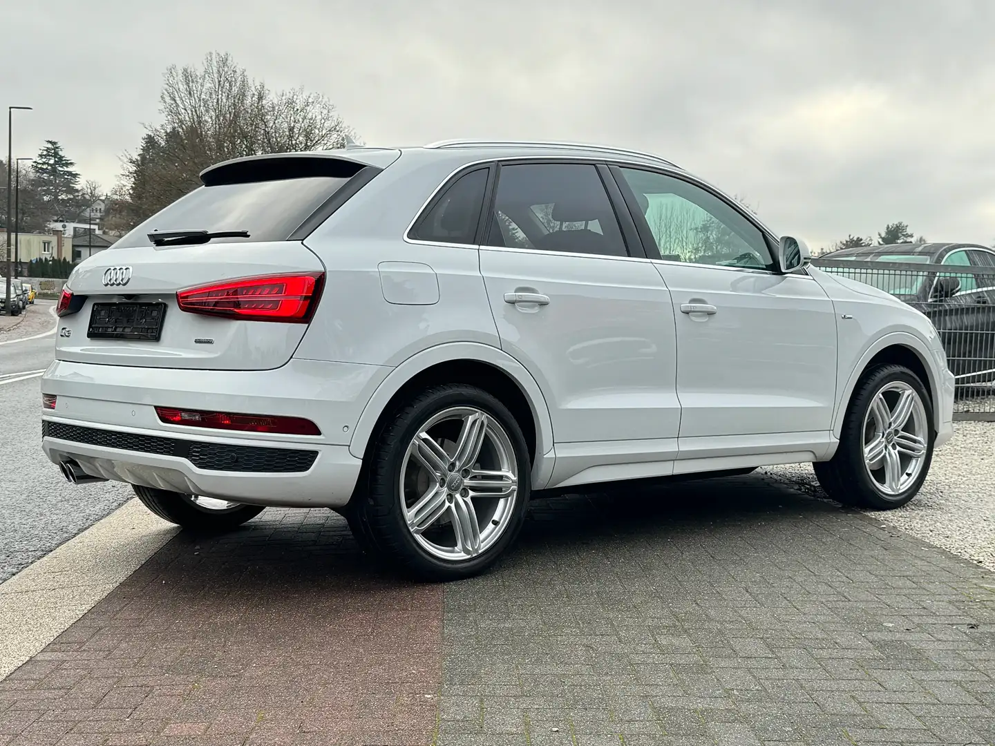 Audi Q3 S line Competition quattro Standheiz Navi Rkam LED Weiß - 2