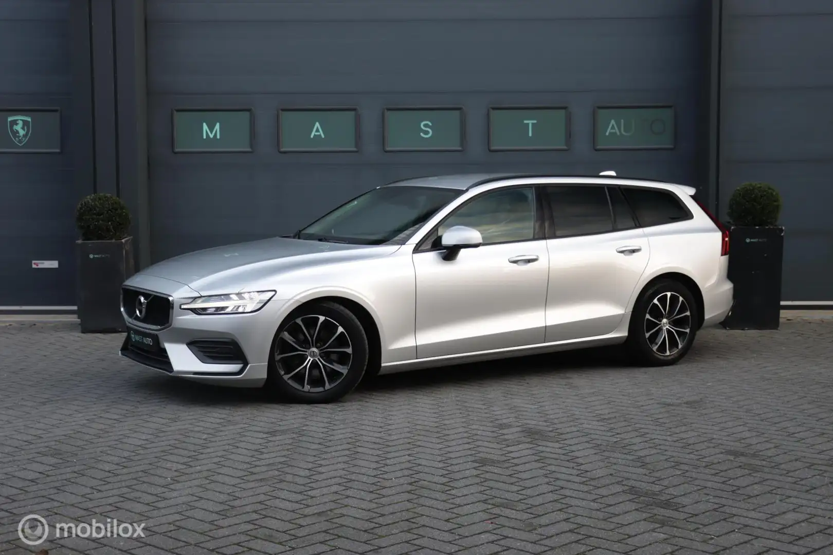 Volvo V60 2.0 B3 Business Pro|Apple Carplay|Camera|LED Grau - 1