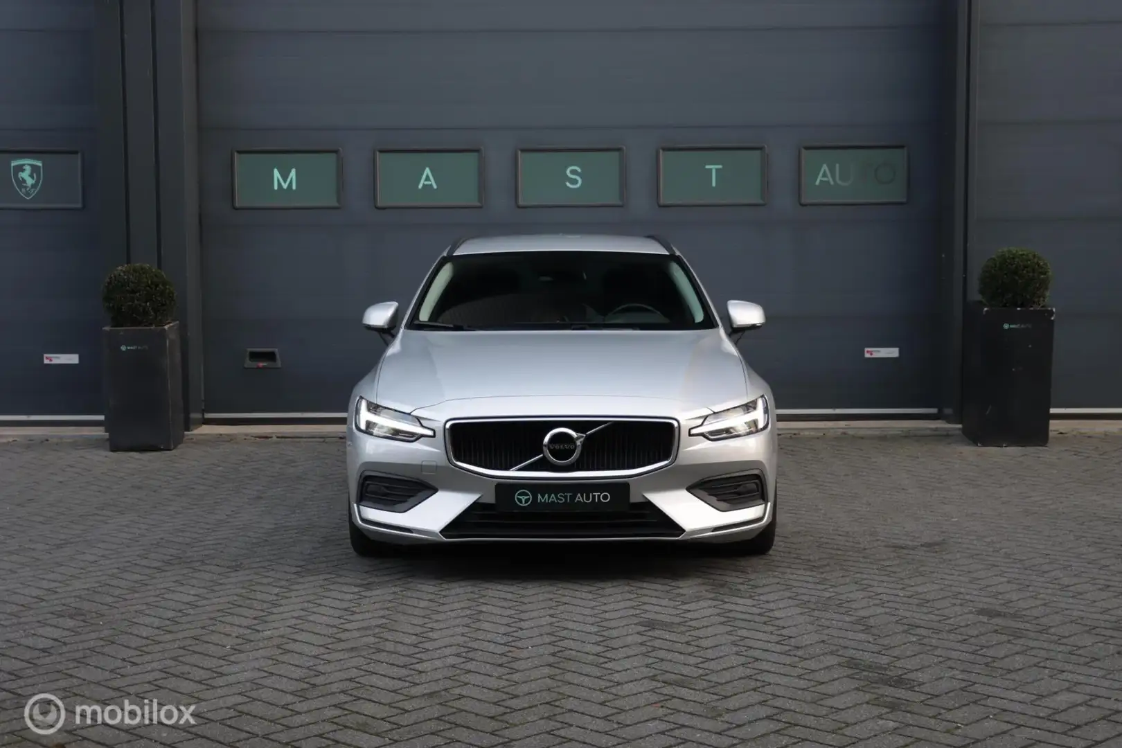 Volvo V60 2.0 B3 Business Pro|Apple Carplay|Camera|LED Grau - 2