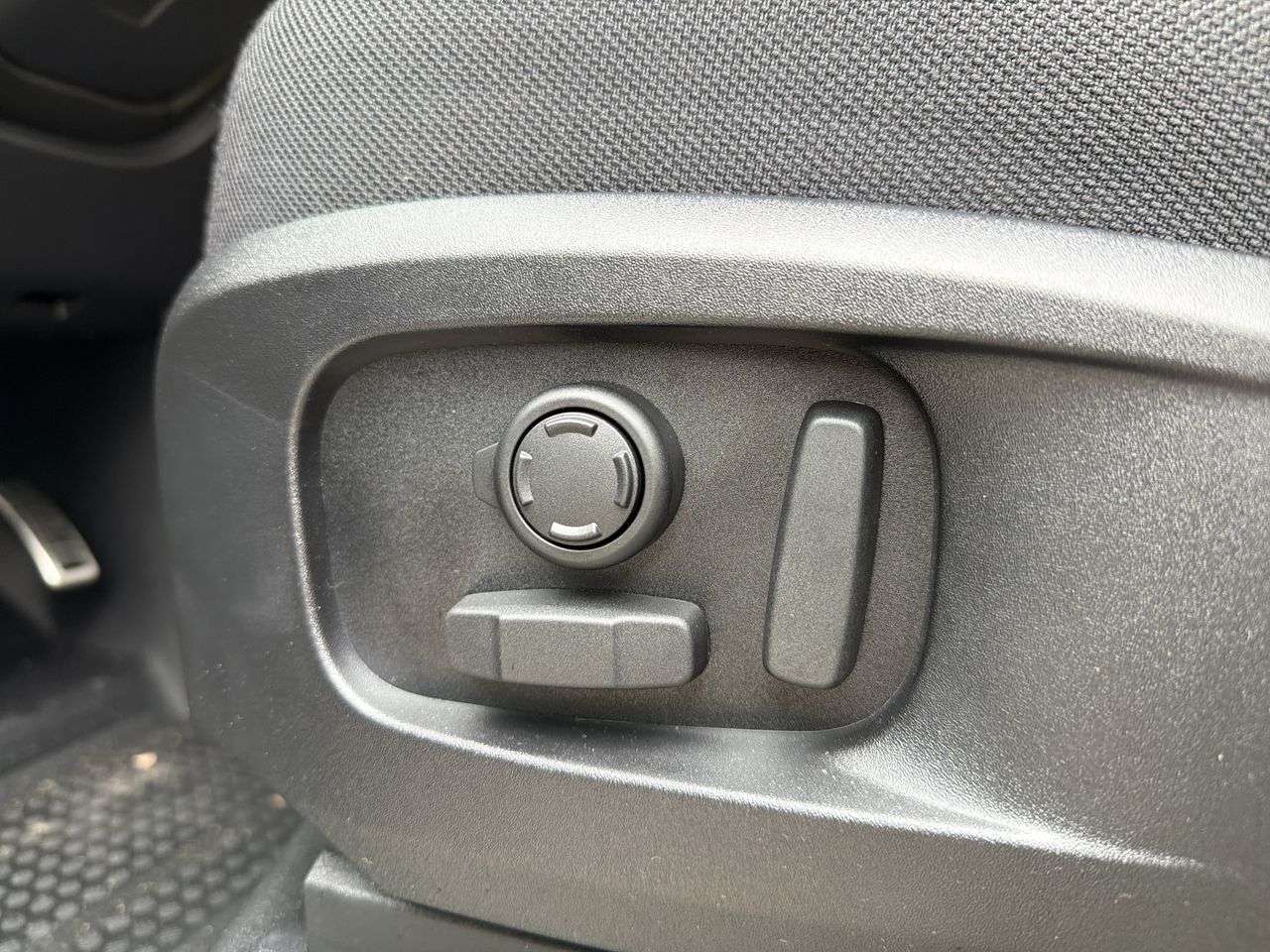 2026 Land Rover Defender 110 P525 V8 thumb 9