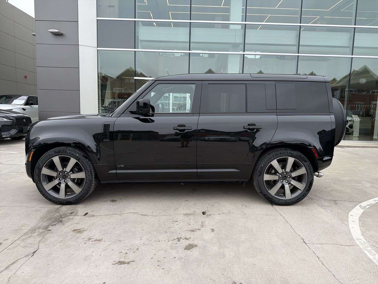 2026 Land Rover Defender 110 P525 V8 alt 5