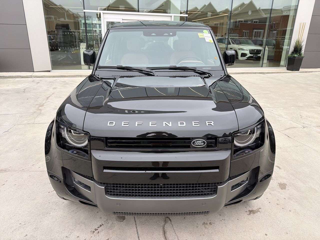 2026 Land Rover Defender 110 P525 V8 alt 3