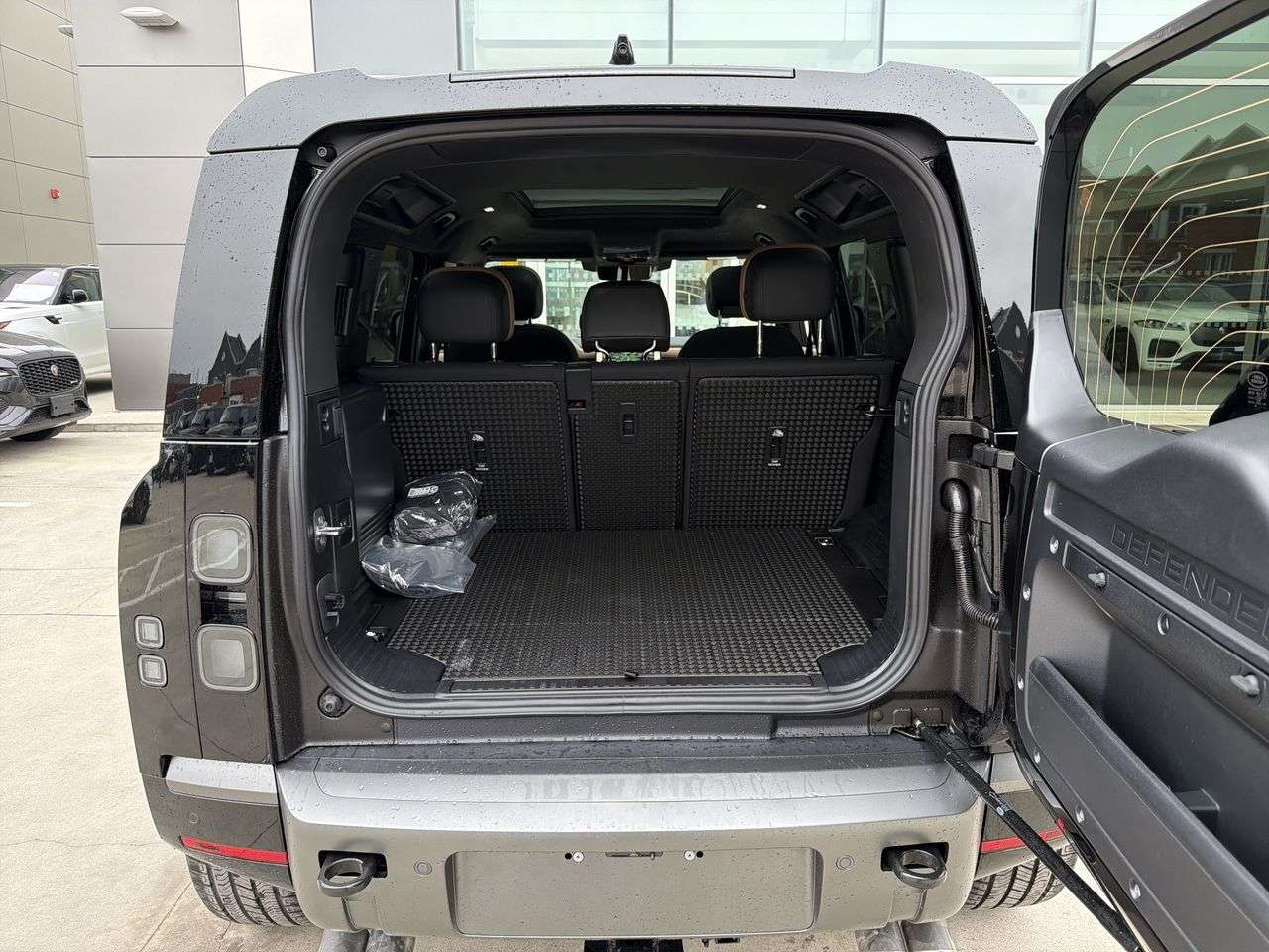 2026 Land Rover Defender 110 P525 V8 thumb 21