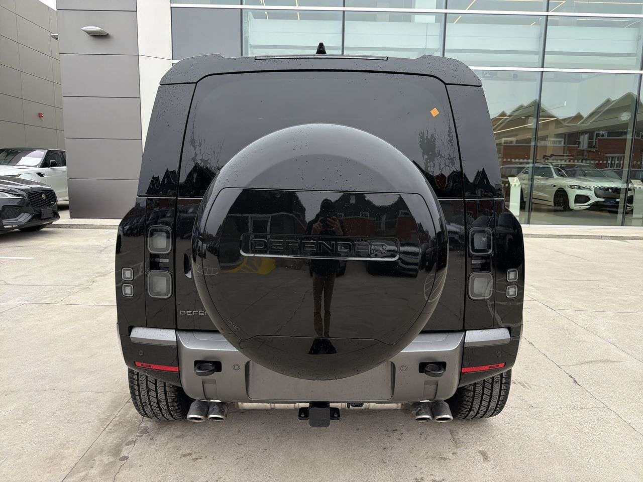 2026 Land Rover Defender 110 P525 V8 alt 4