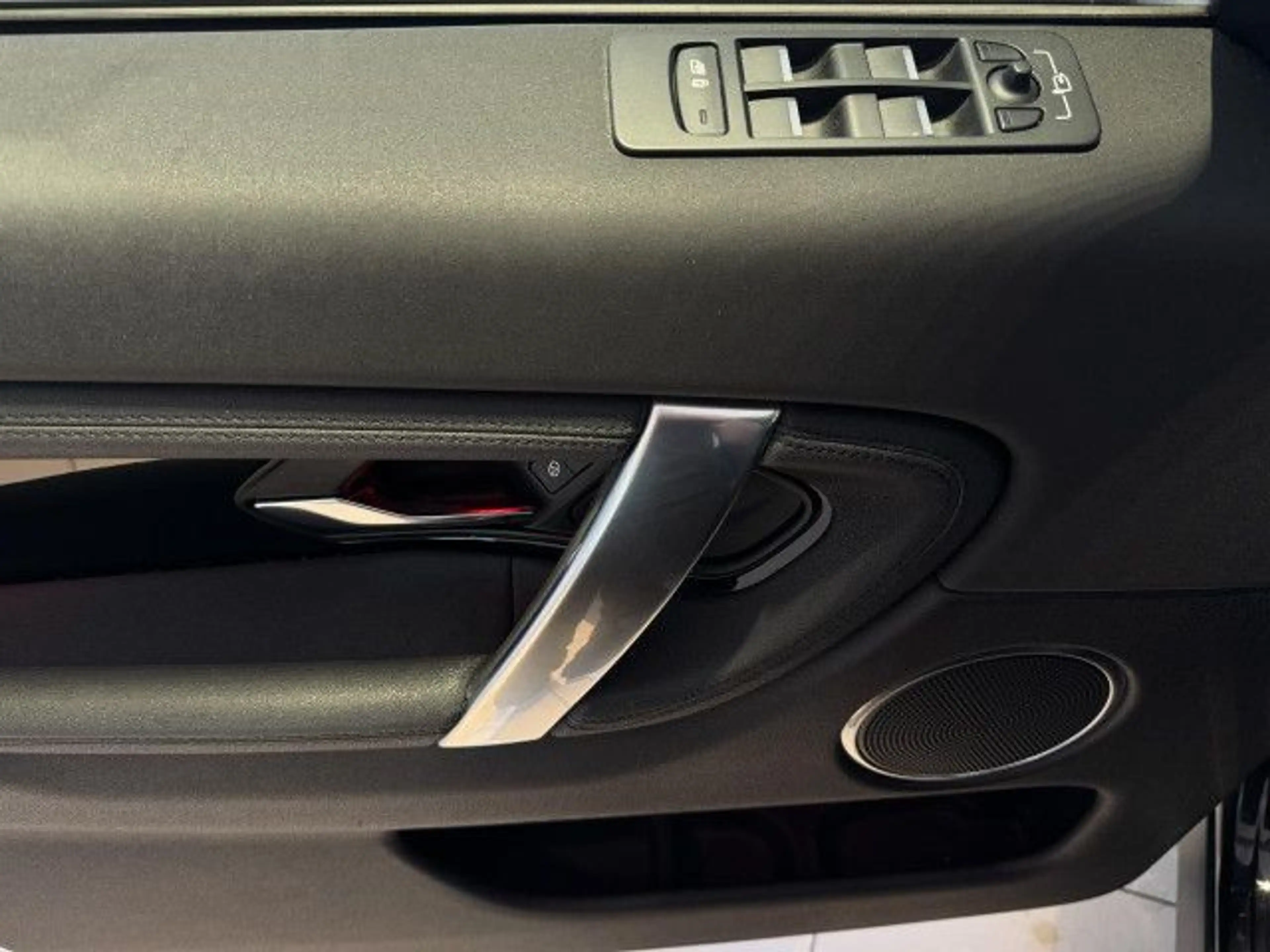 Land Rover Discovery Sport D180 S BlackPack WinterPaket DAB+ — photo 11