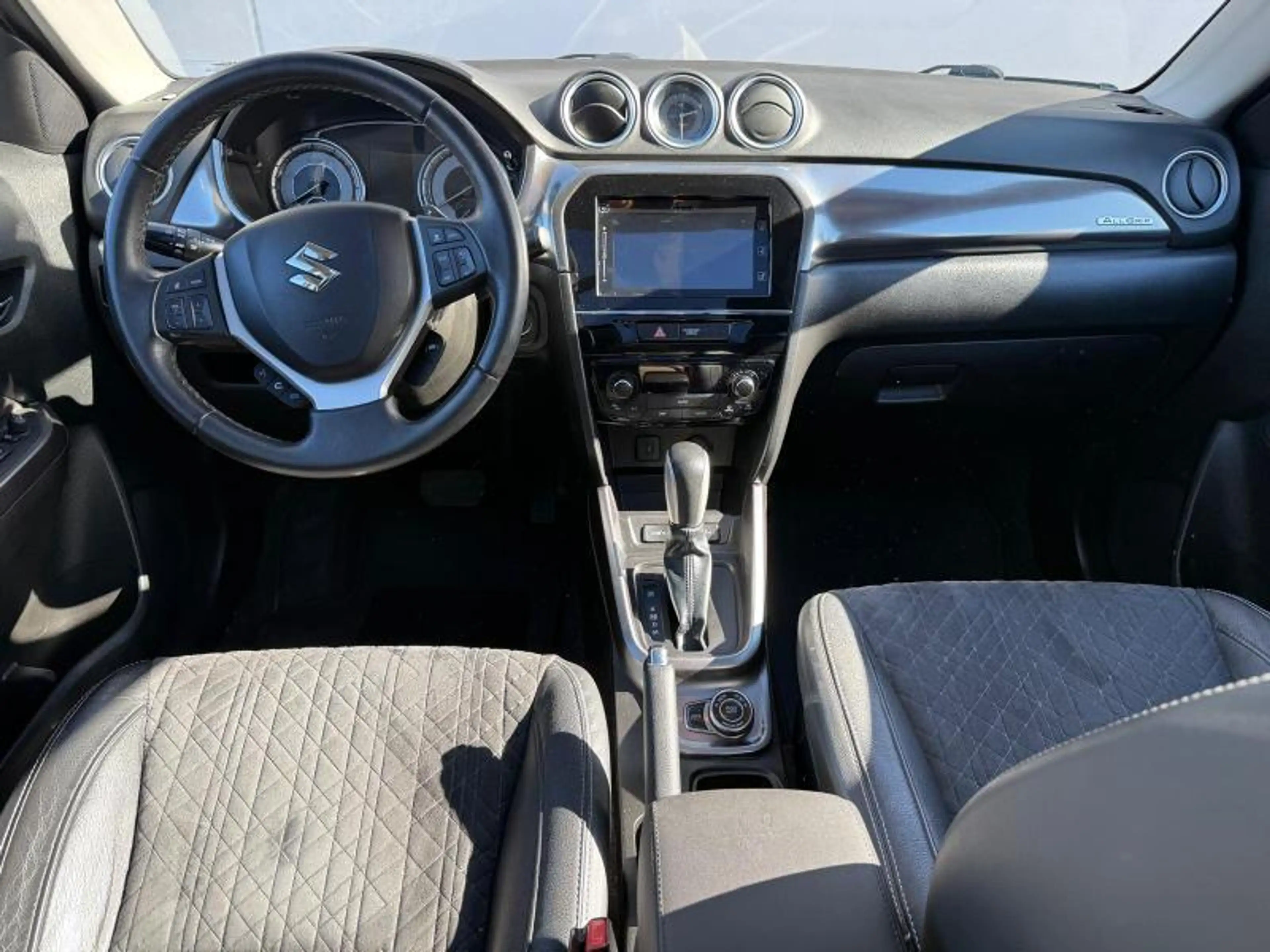 Suzuki Vitara . — photo 11