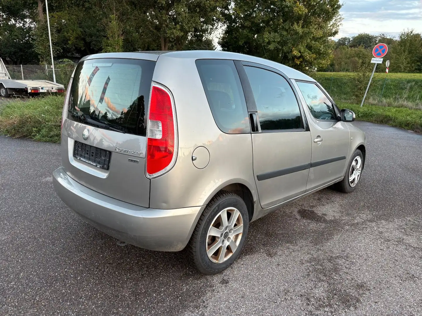 Skoda Roomster Basis 1,4 Benzin Klima Tüv 06/2026 Grau - 2