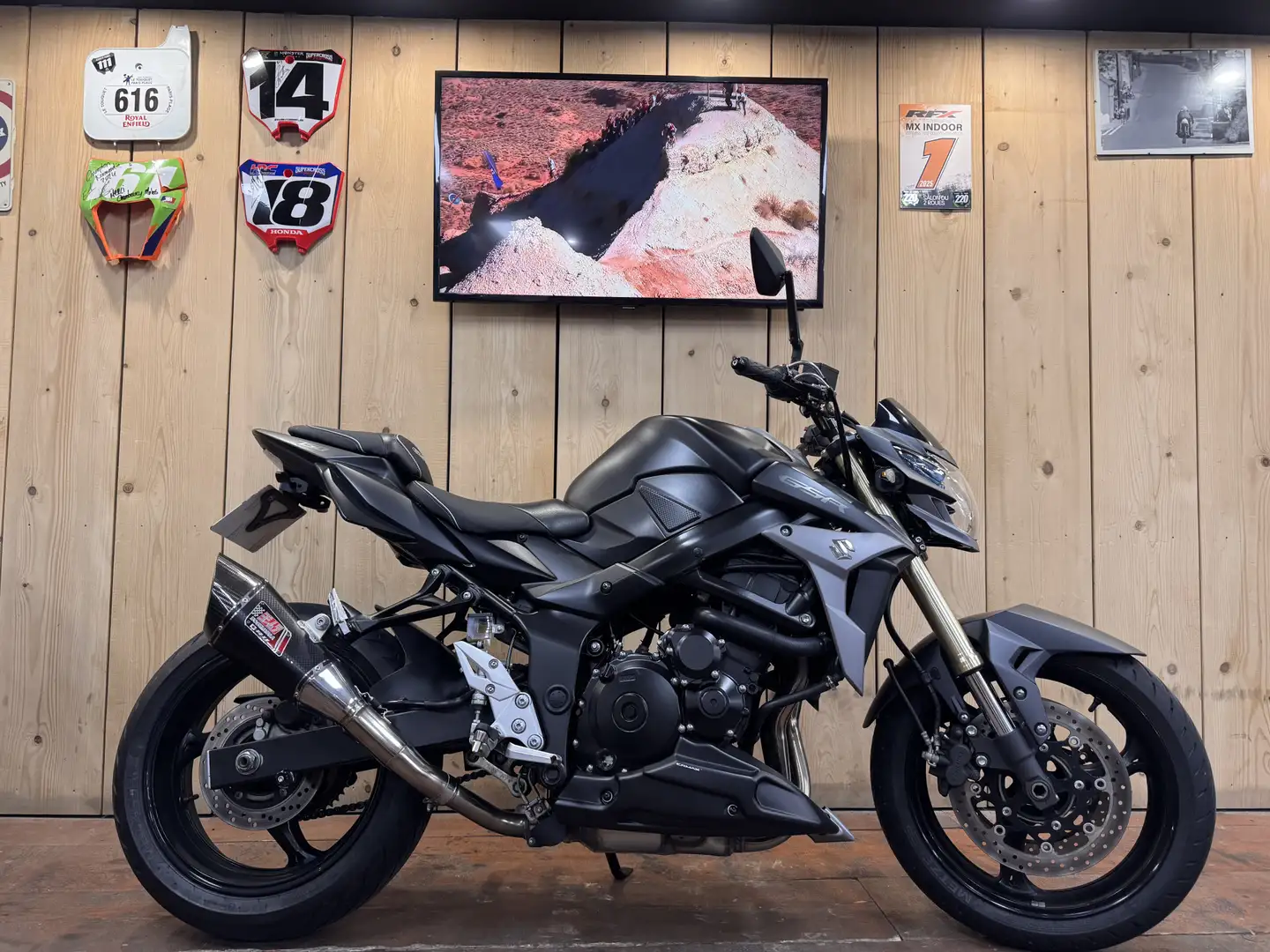 Suzuki GSR 750 Gris - 1