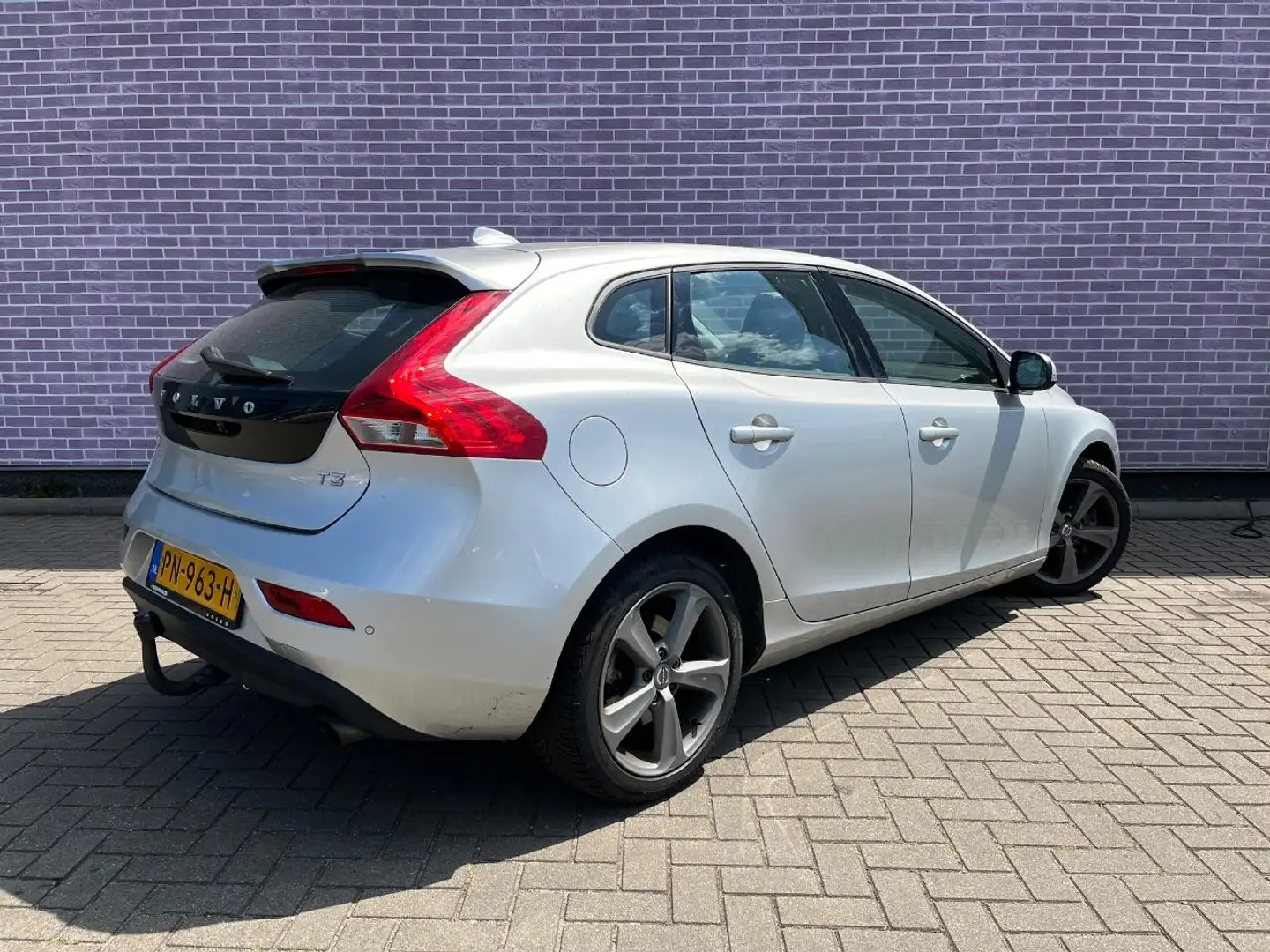 Volvo V40 1.5 T3 Nordic+ | Navi | Stoelverwarming | Park Ass Grijs - 2
