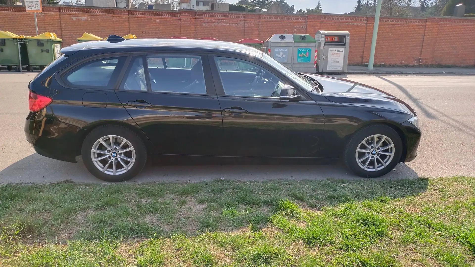 BMW 318 318d Touring Aut. Schwarz - 2