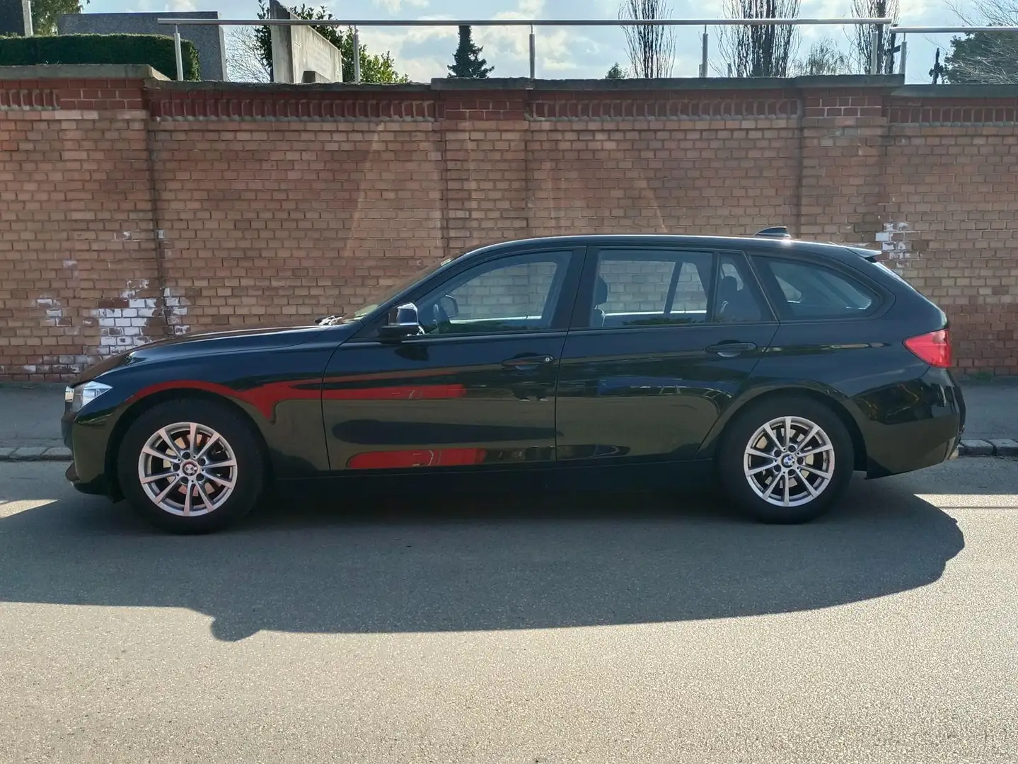 BMW 318 318d Touring Aut. Schwarz - 1