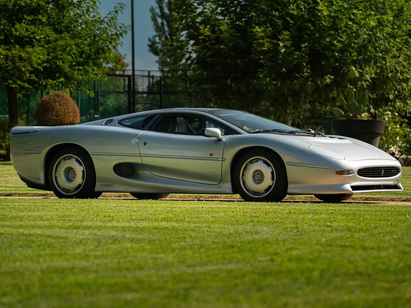 Jaguar XJ 220 Silver - 1