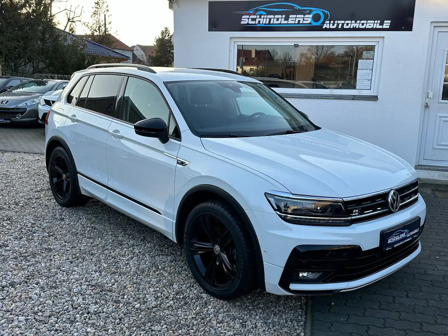 Volkswagen Tiguan Highline DSG R Line ACC LED Navi RFK 19 Z Weiß - 1