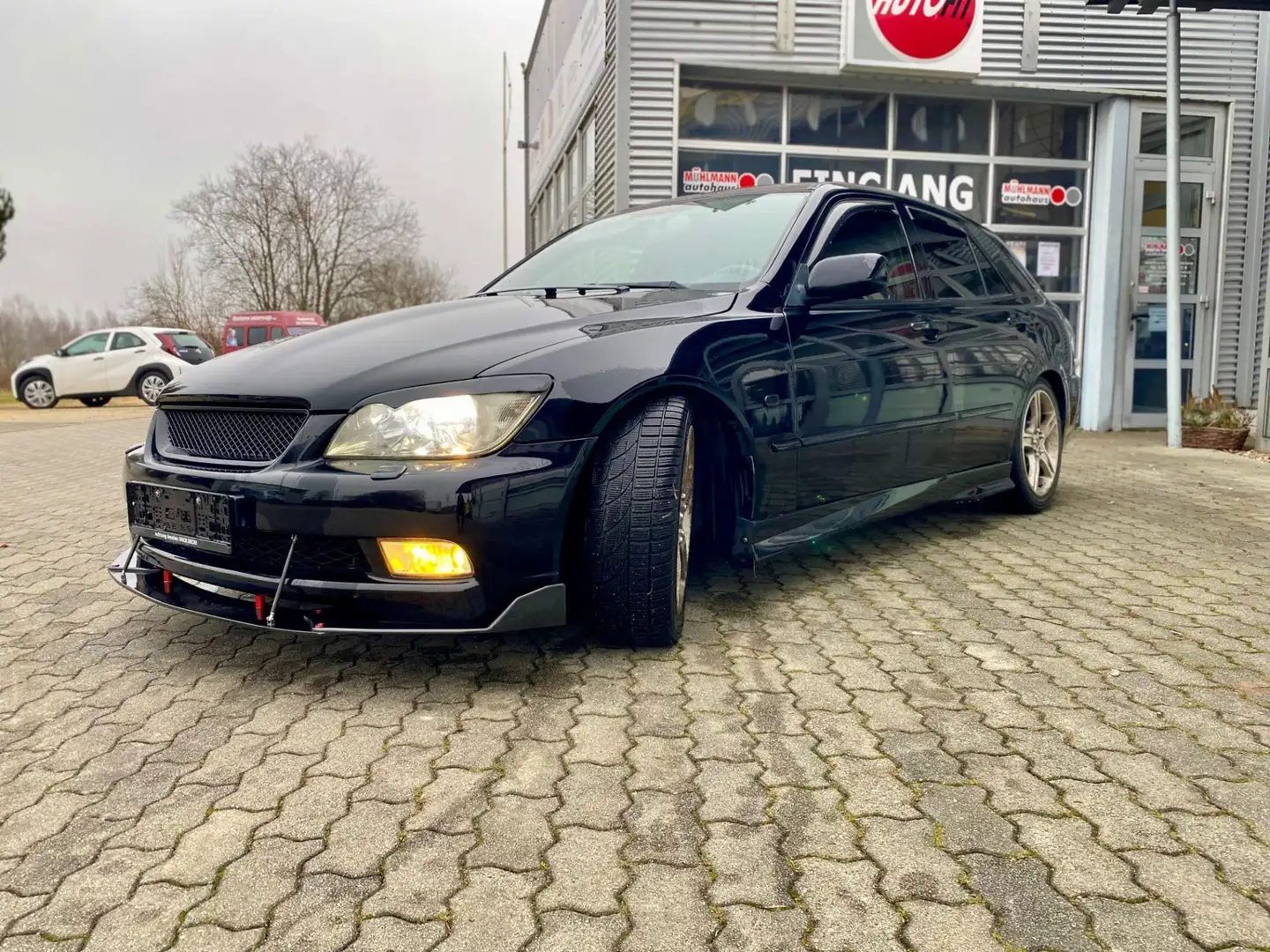 Lexus IS 300 SportCross Executive Aut. Schwarz - 2