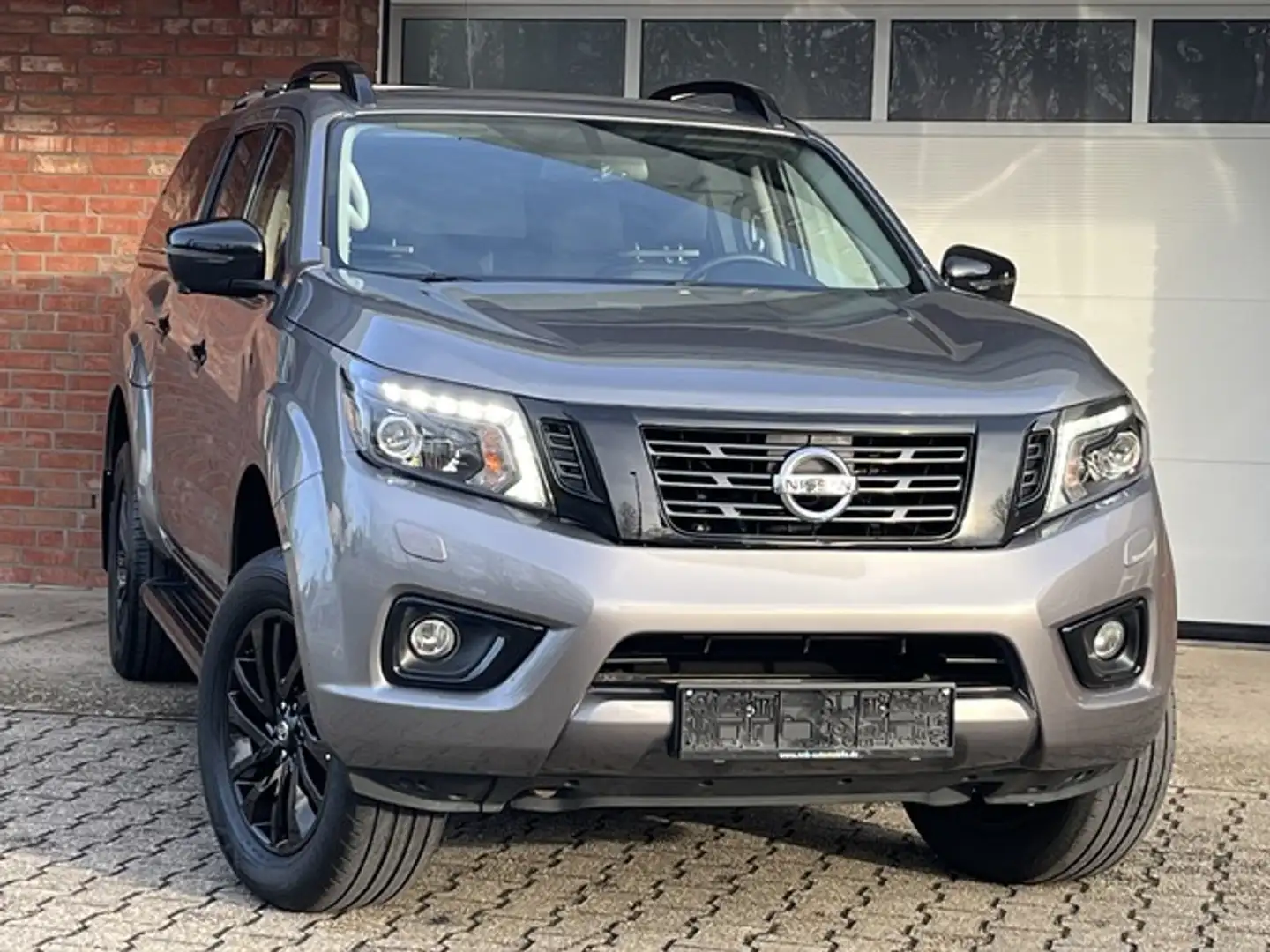 Nissan Navara Tekna HardTop 1-Hand Gris - 2