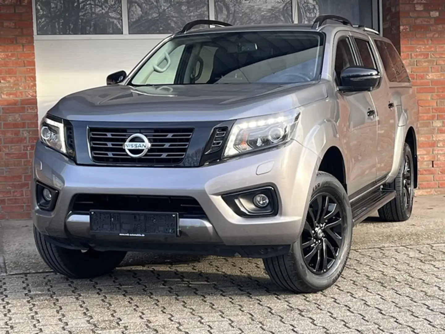 Nissan Navara Tekna HardTop 1-Hand Gris - 1