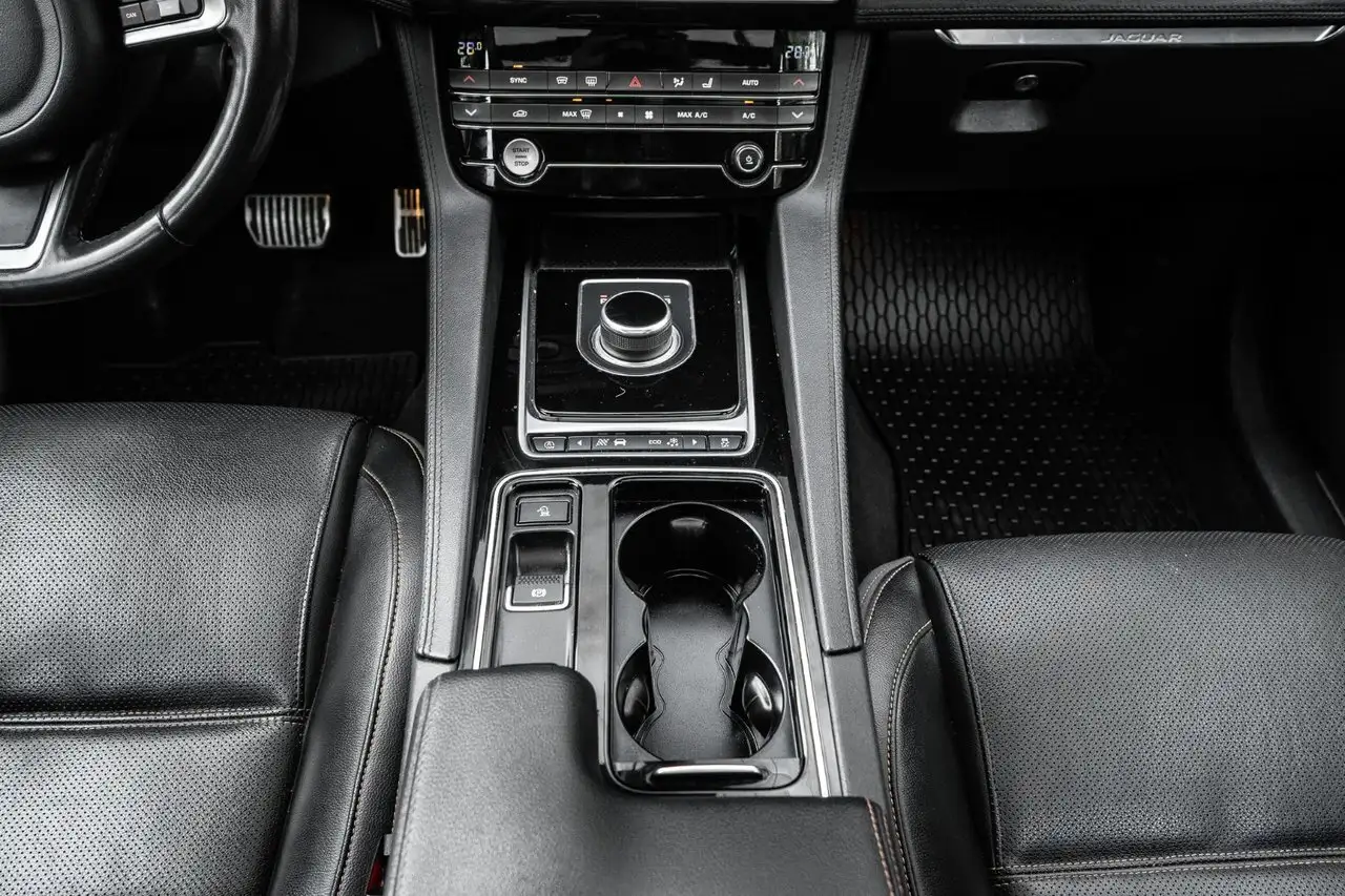 Jaguar F-Pace снимка Jaguar F-Pace