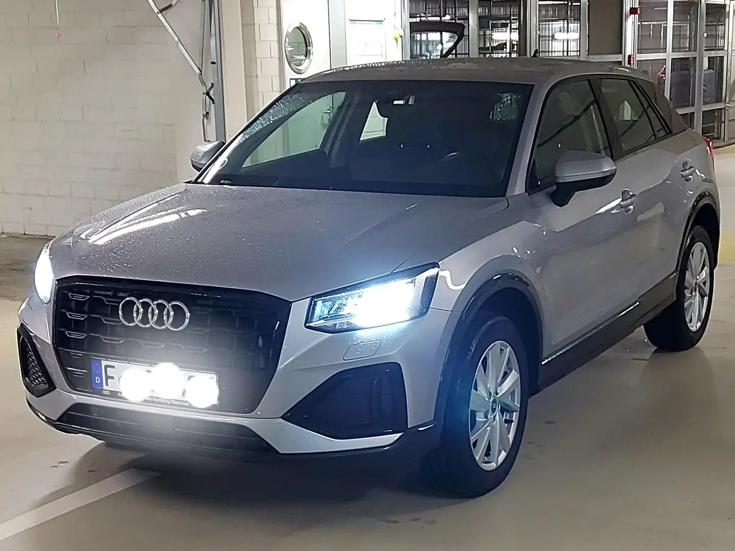 Audi Q2 35 TFSI Advanced,Leder,Navi,Einparkkamera Silber - 1