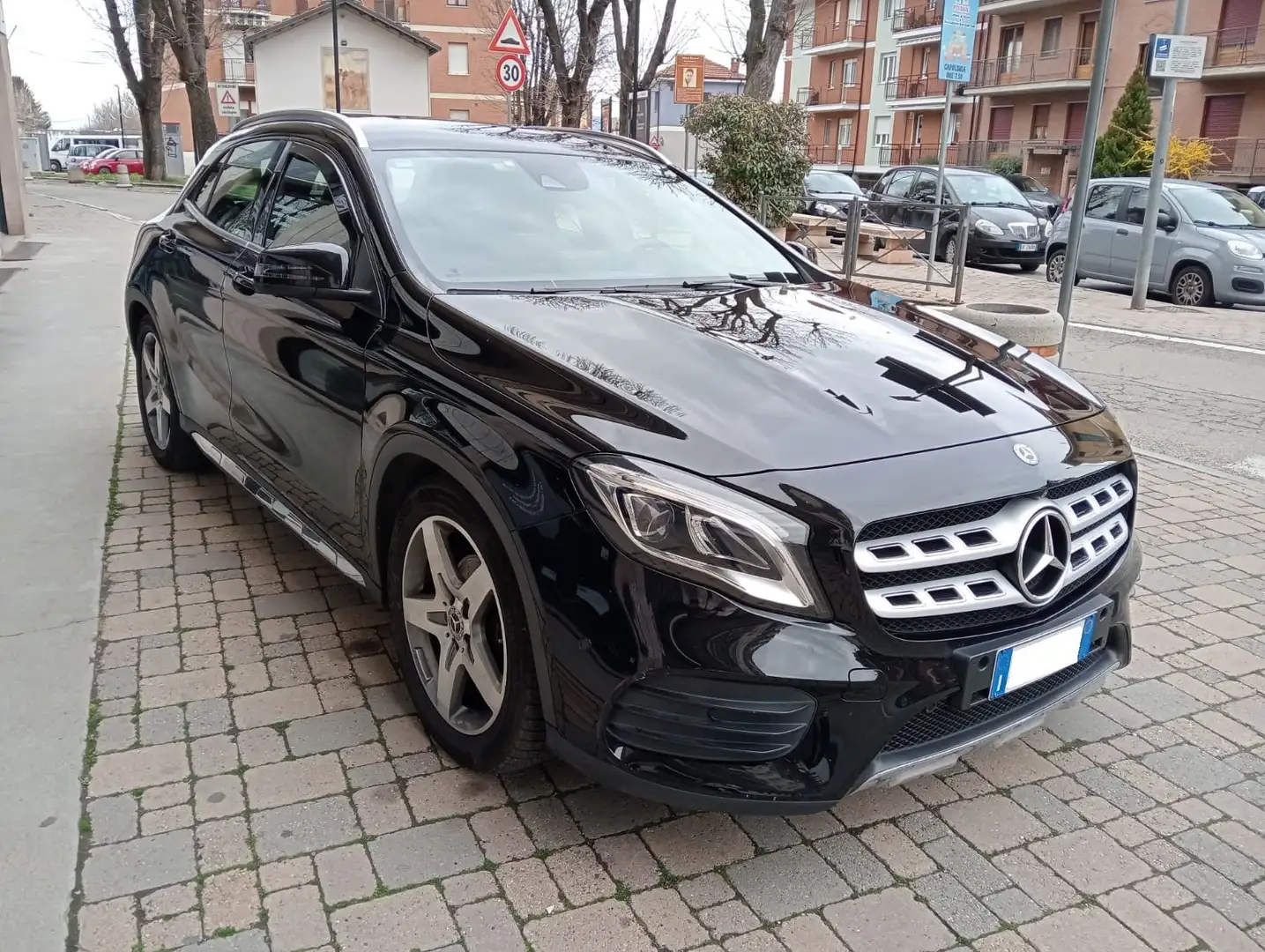 Mercedes-Benz GLA 180 AMG LINE 122 CV Noir - 2