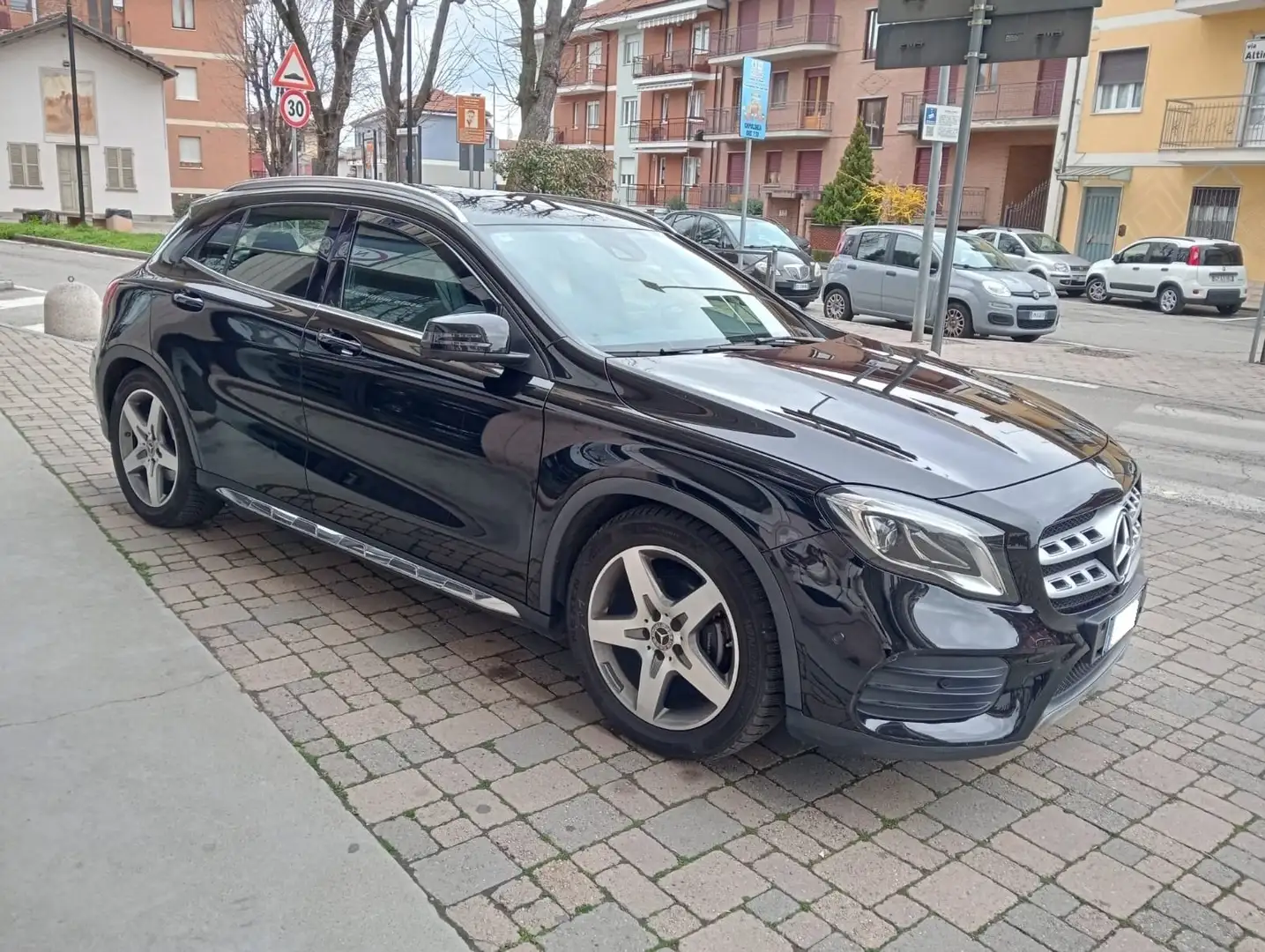 Mercedes-Benz GLA 180 AMG LINE 122 CV Noir - 1