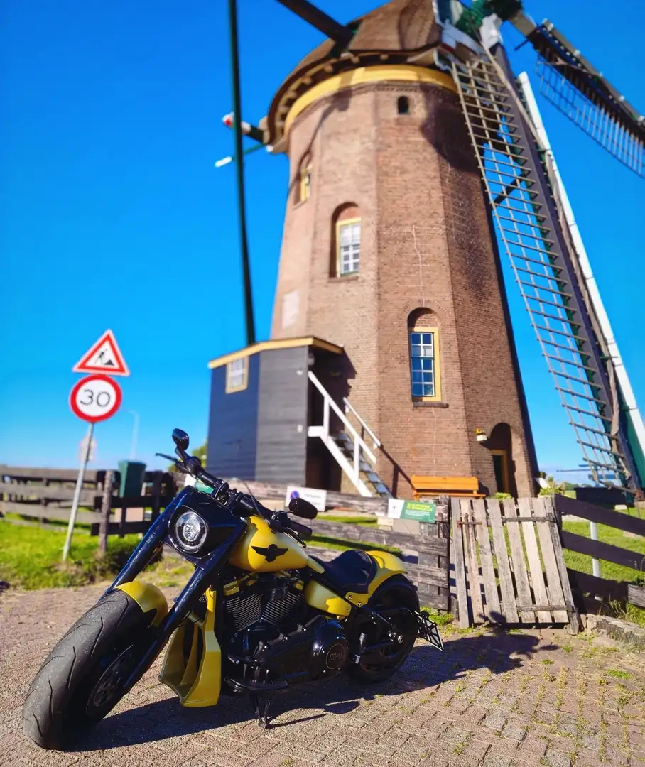 Harley-Davidson Fat Boy FLFBS Jaune - 2