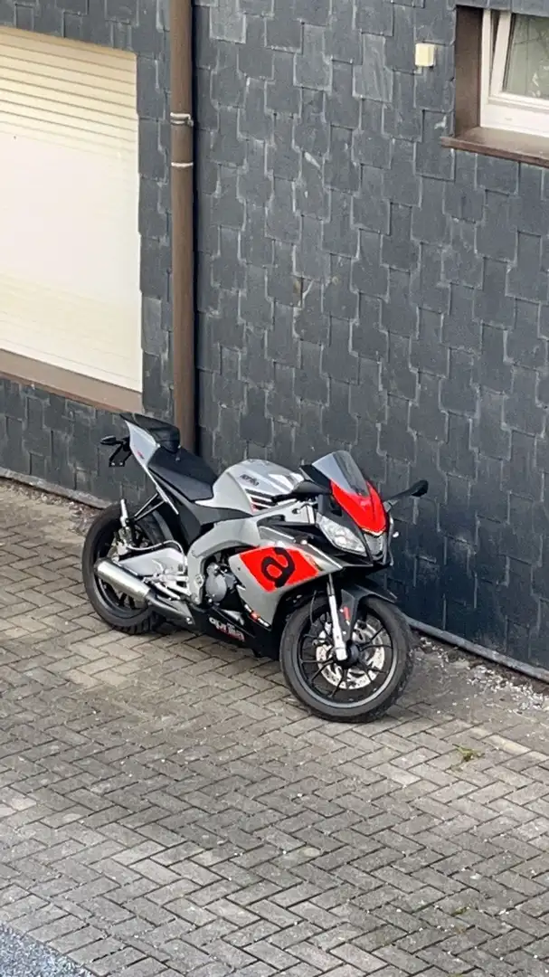 Aprilia RS4 50 Stříbrná - 2