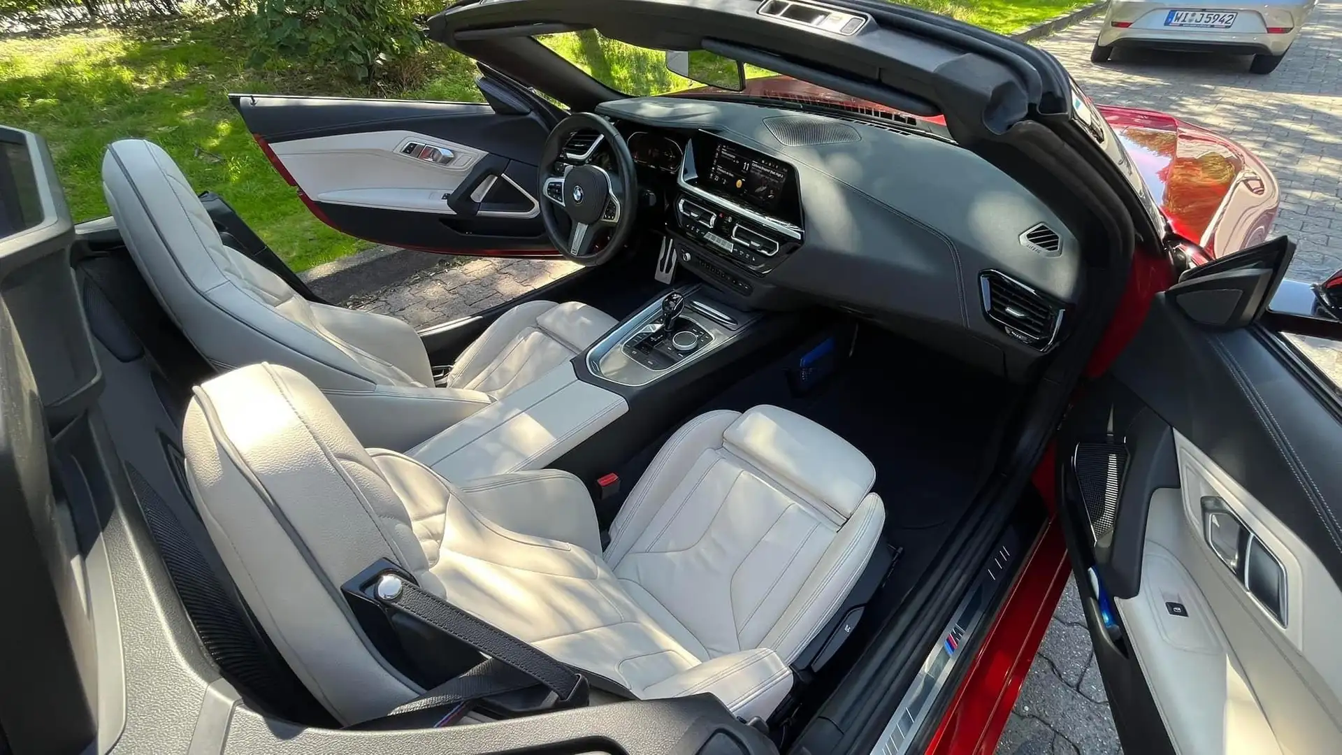 BMW Z4 M-Sportpaket + Fahrwerk + weiße Sitze / 19 Zoll Rot - 1