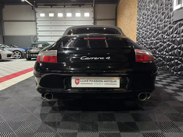 Porsche 911 view 8