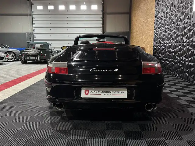 Porsche 911 view 6