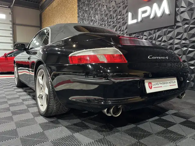 Porsche 911 view 7