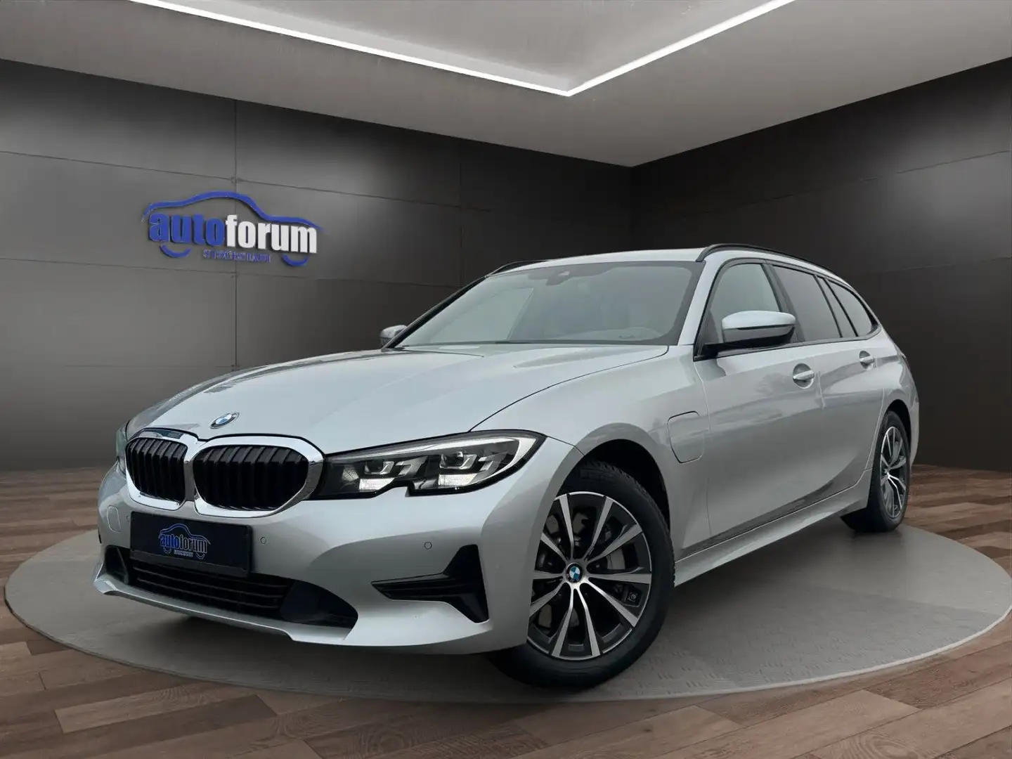 BMW 330 e Touring Advantage °AHK°NAVI PROF°LIVECP°LED Silber - 1