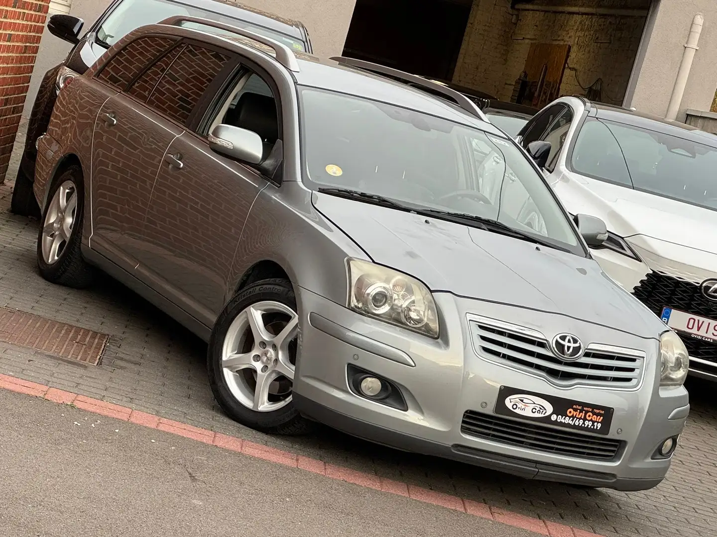 Toyota Avensis // FULL OPINION // PARFAIT ÉTAT // Zilver - 2