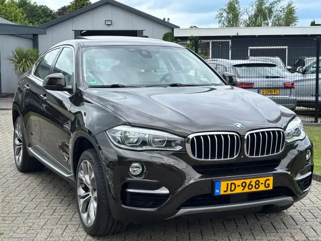 BMW X6 view 3