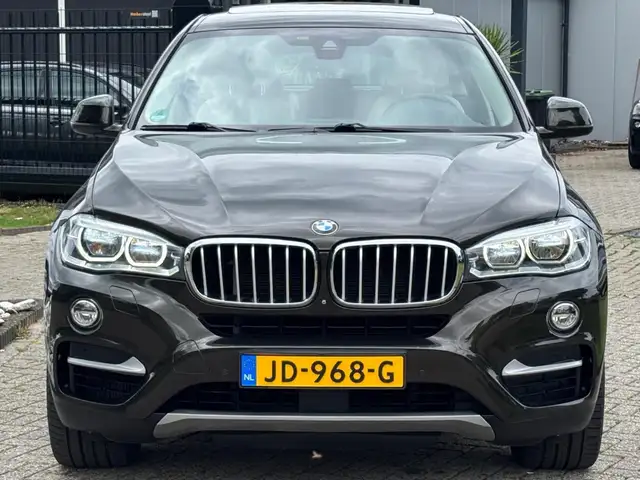 BMW X6 view 2