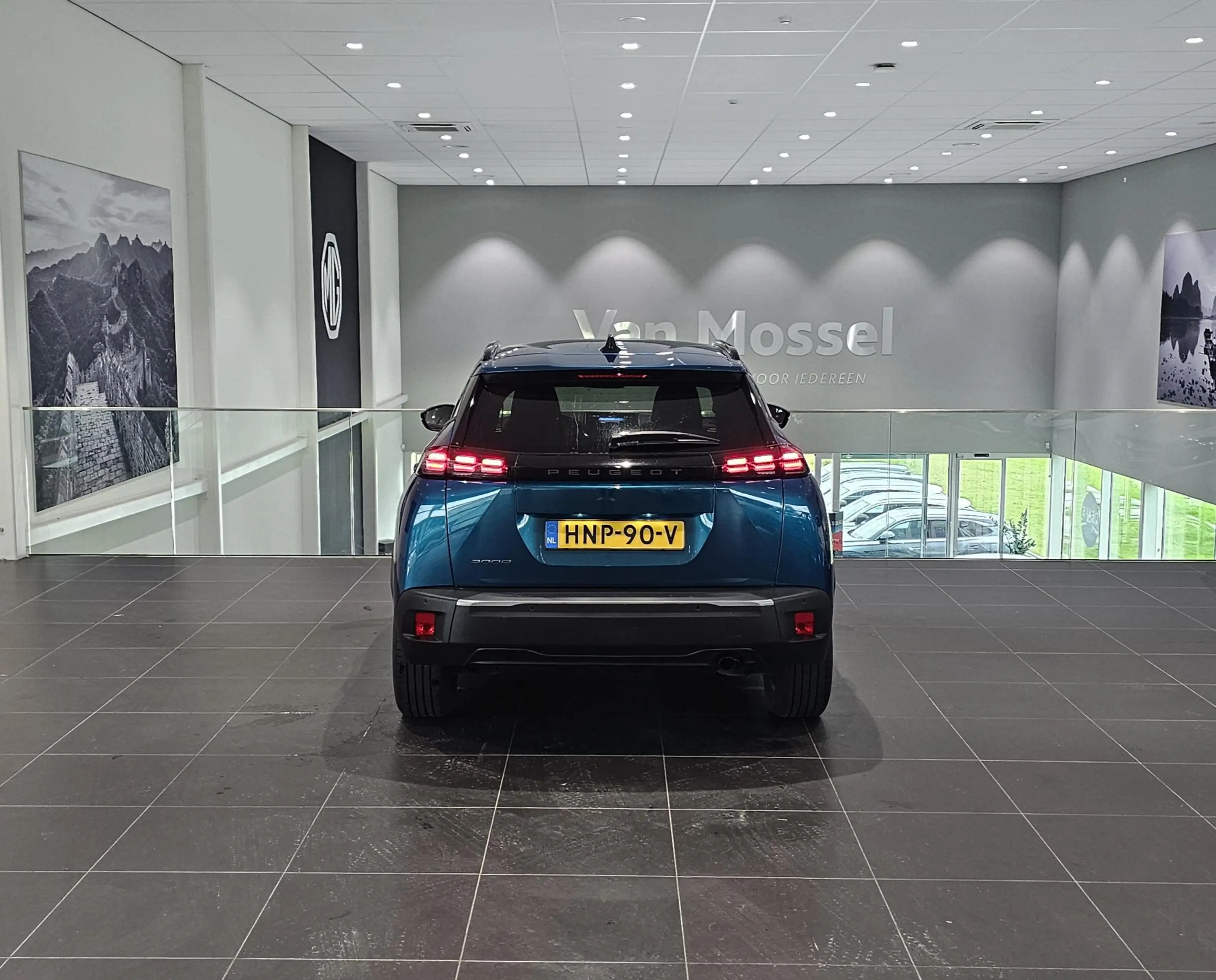 Peugeot 2008 1.2 PureTech 100 Allure — photo 6