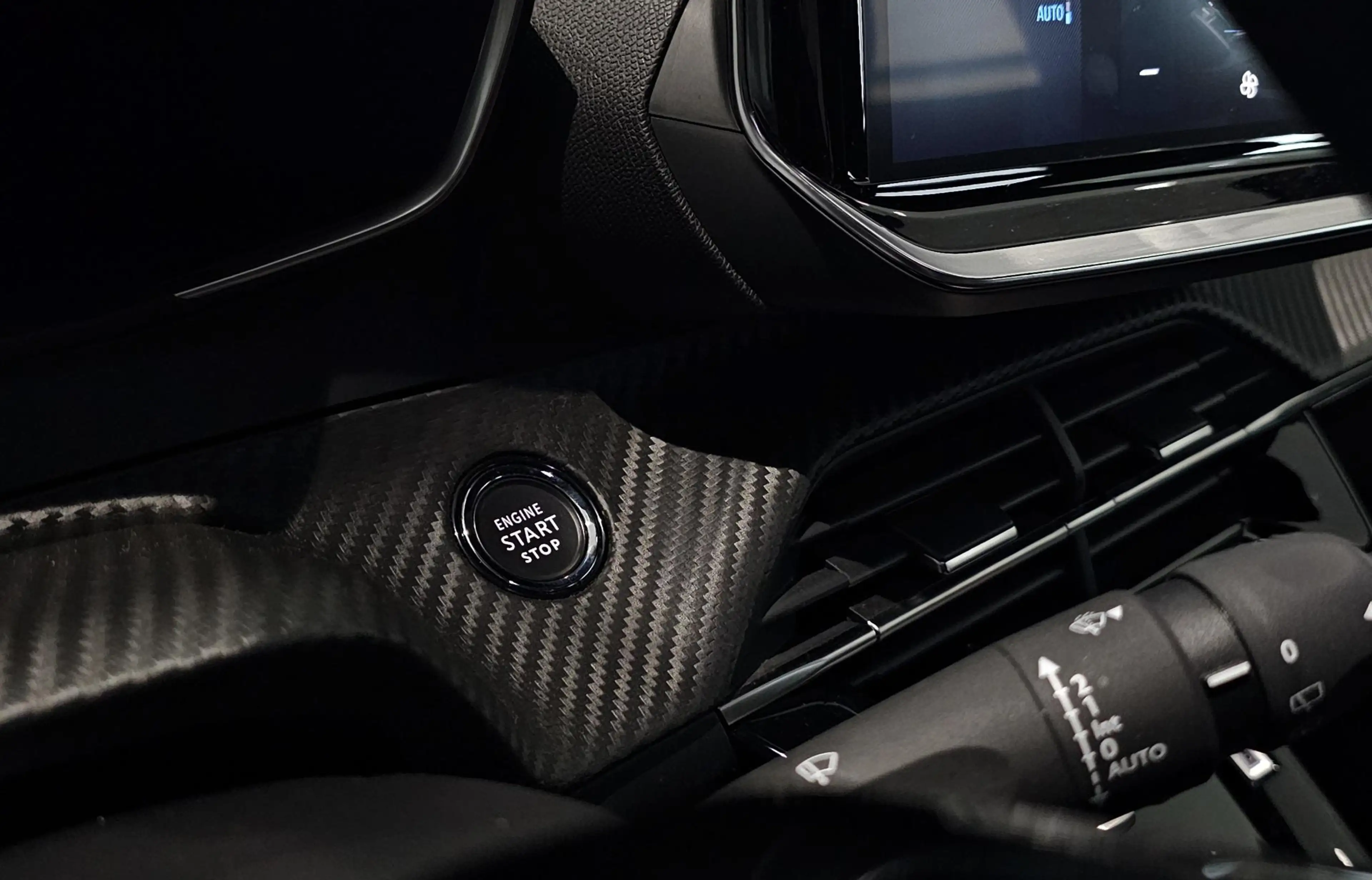 Peugeot 2008 1.2 PureTech 100 Allure — photo 14