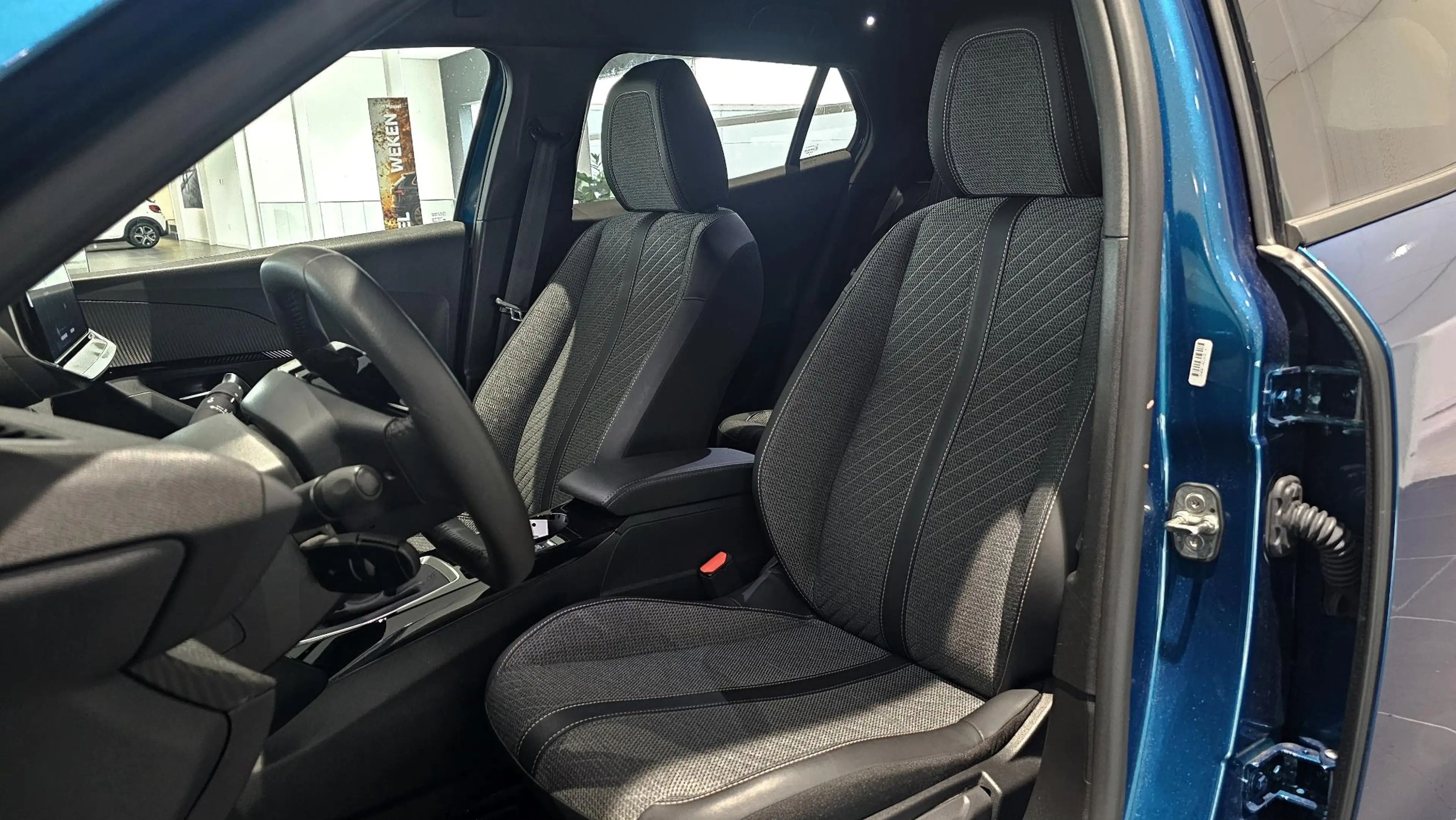Peugeot 2008 1.2 PureTech 100 Allure — photo 12