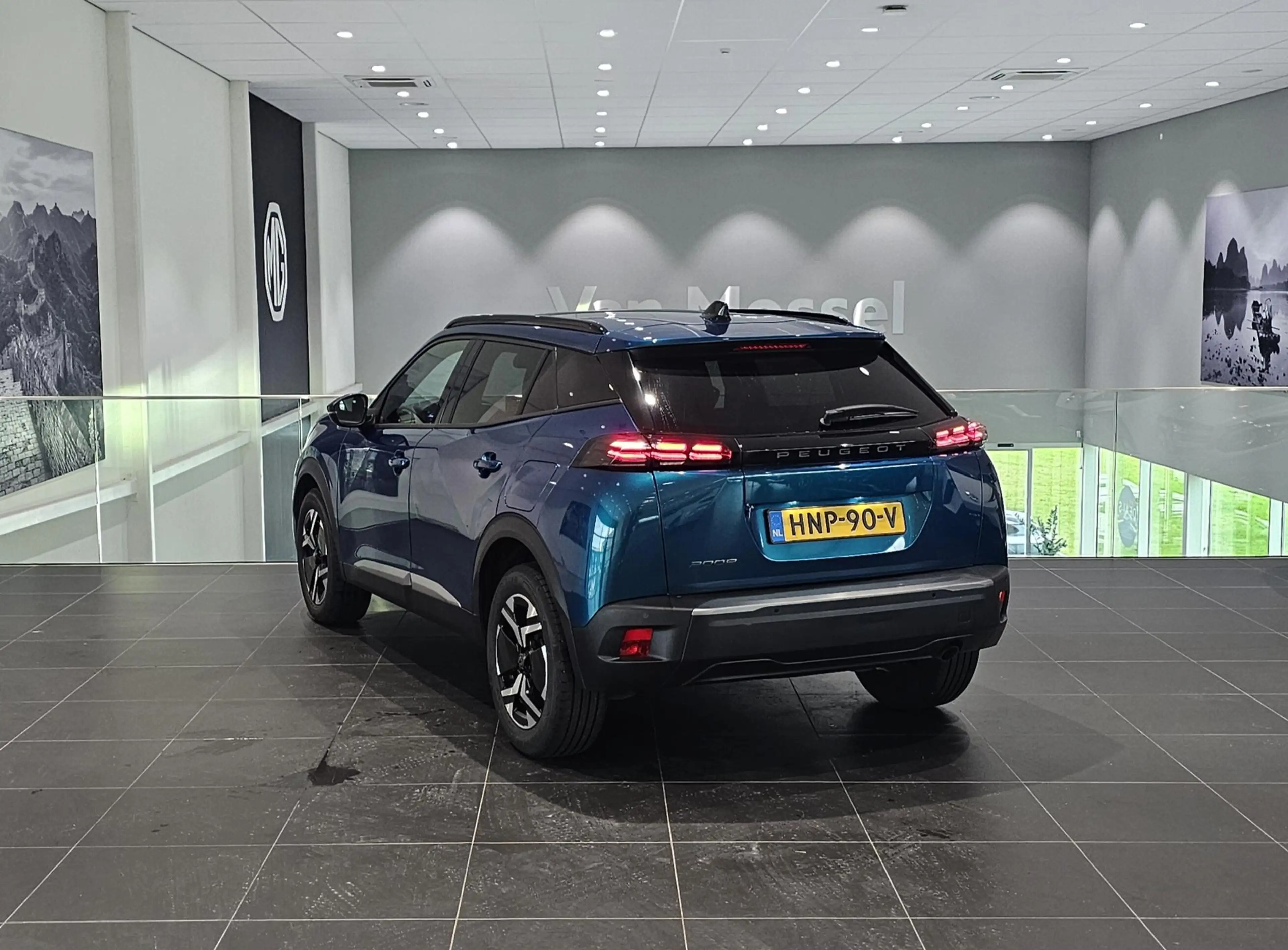 Peugeot 2008 1.2 PureTech 100 Allure — photo 7