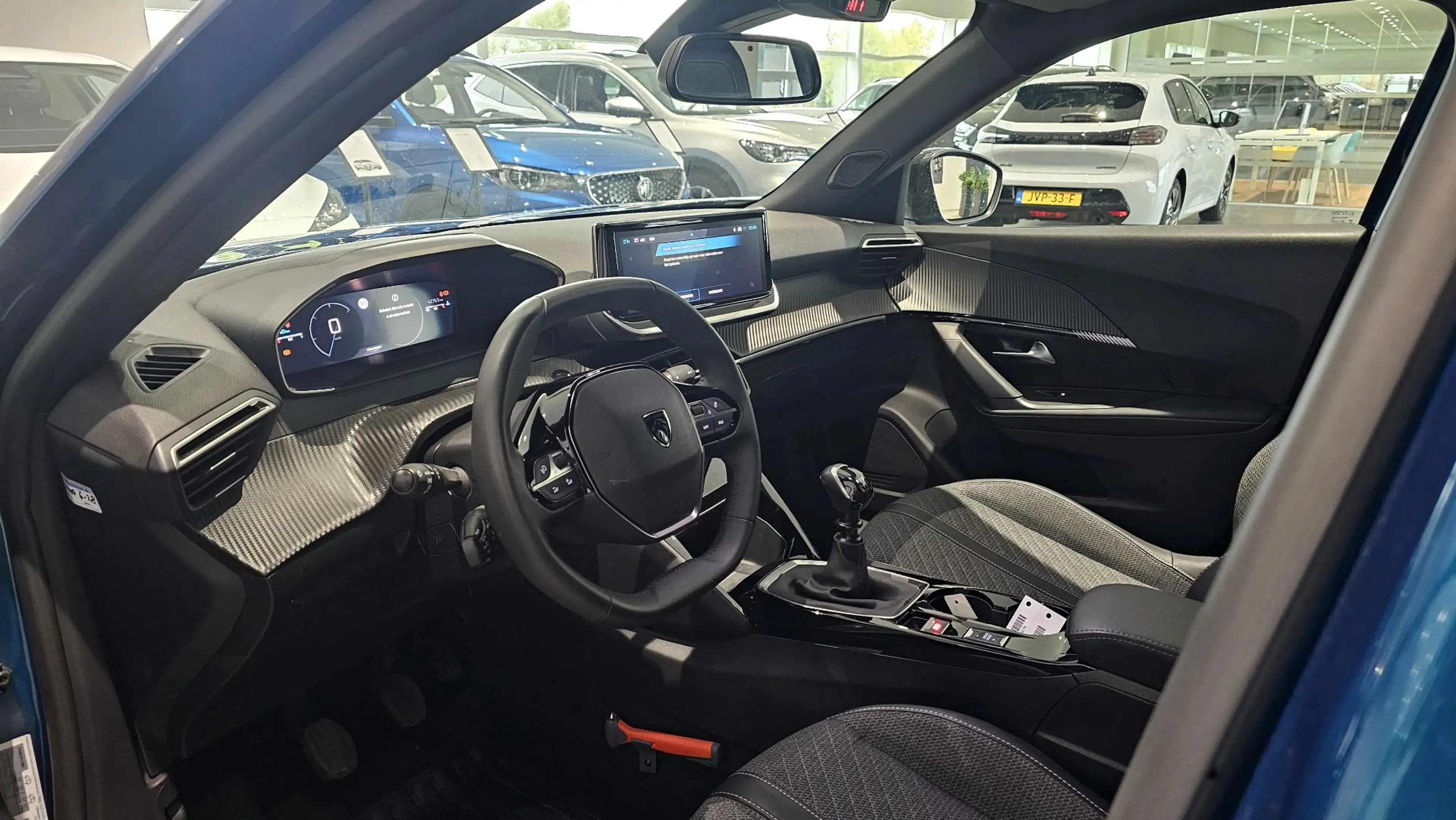 Peugeot 2008 1.2 PureTech 100 Allure — photo 11