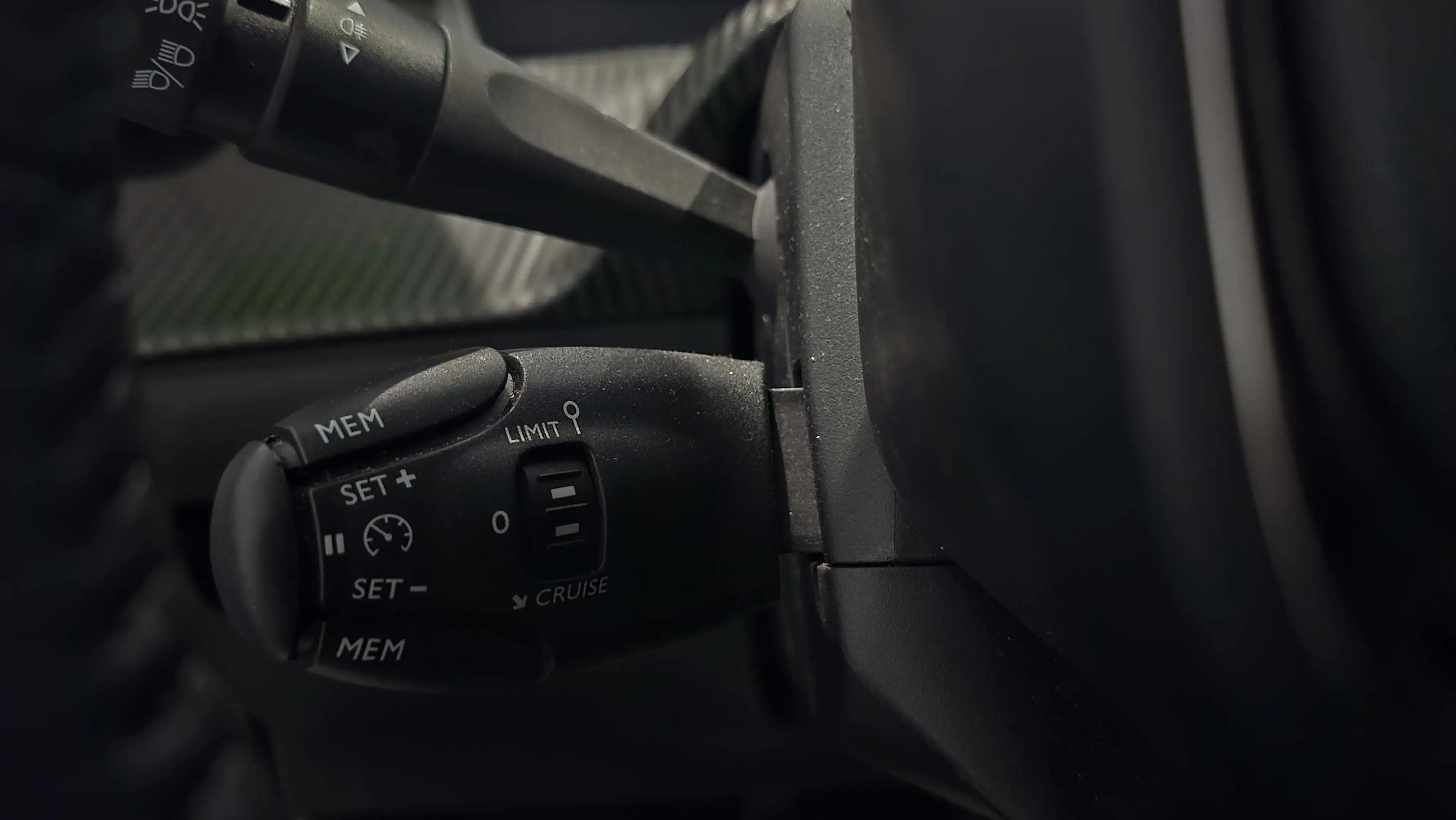 Peugeot 2008 1.2 PureTech 100 Allure — photo 15