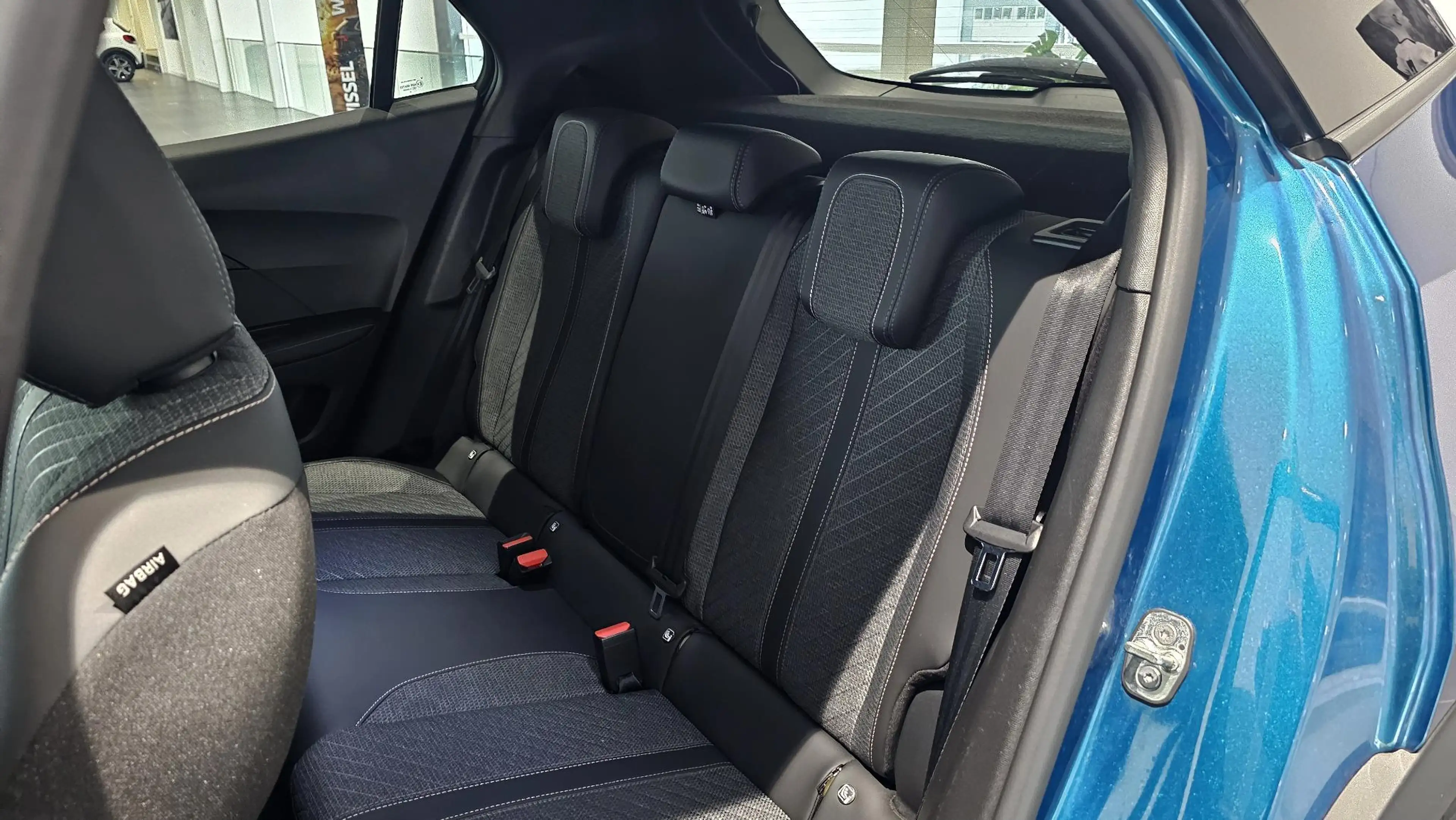 Peugeot 2008 1.2 PureTech 100 Allure — photo 10