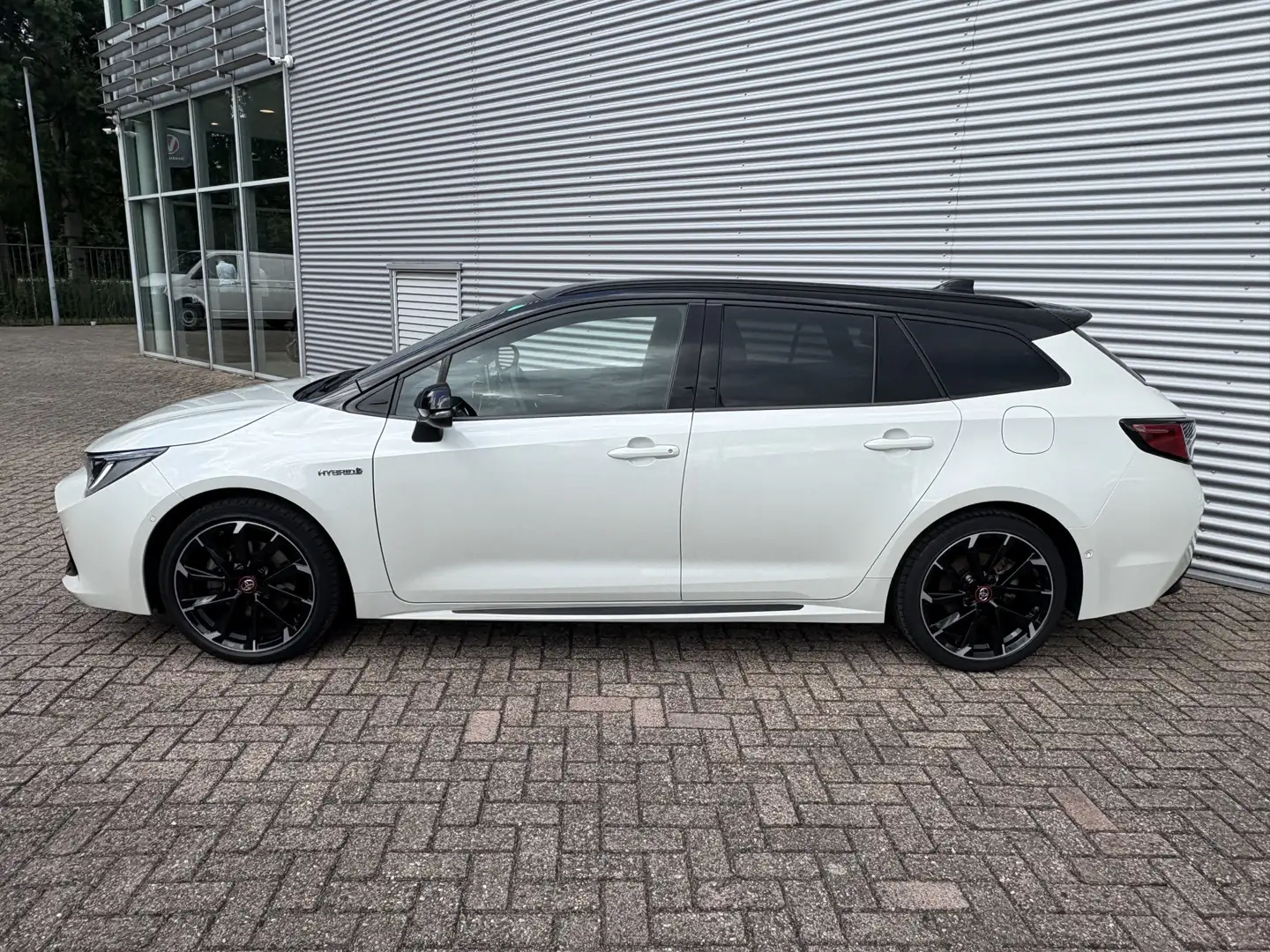 Toyota Corolla Touring Sports 2.0 Hybrid Business GR-Sport AUTOMA Wit - 2