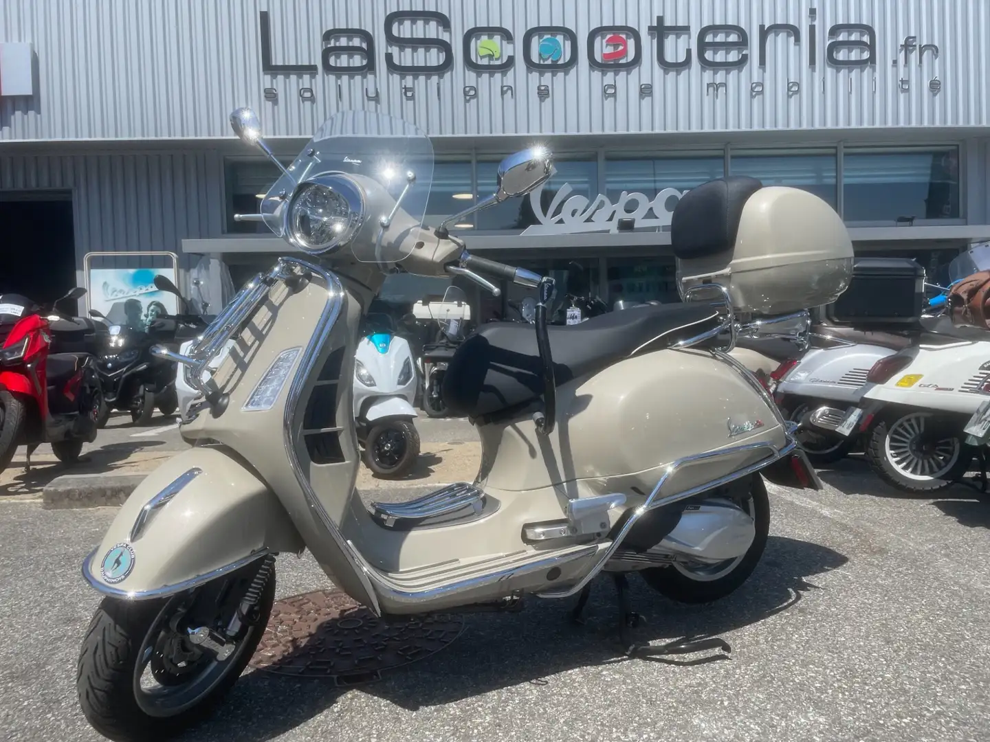 Vespa GTS 300 Beige - 2